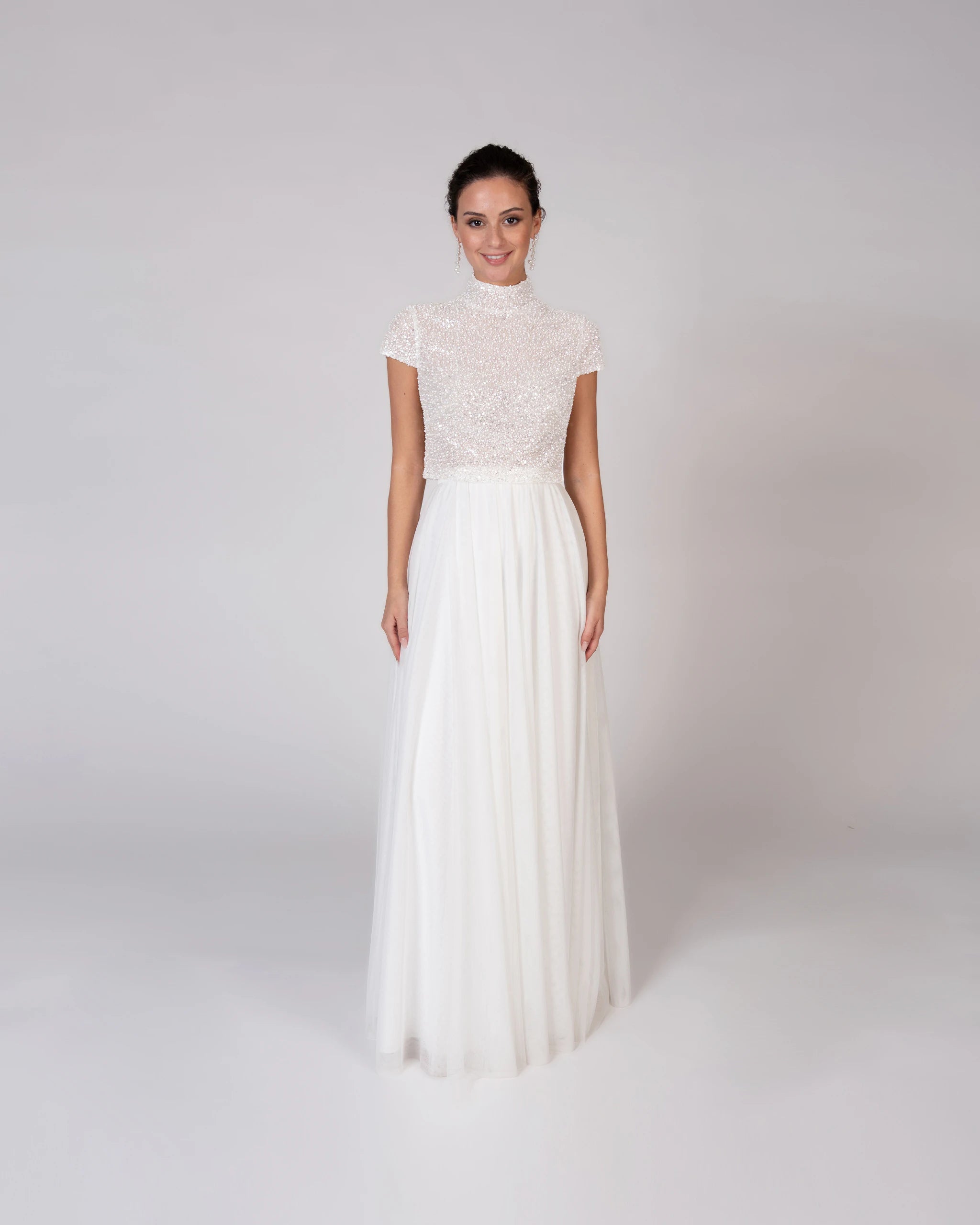 Modernes Hochzeitskleid bodenlanger Tuellrock Perlen Brautoberteil Stehkragen Kurzarm - Ansicht vorne