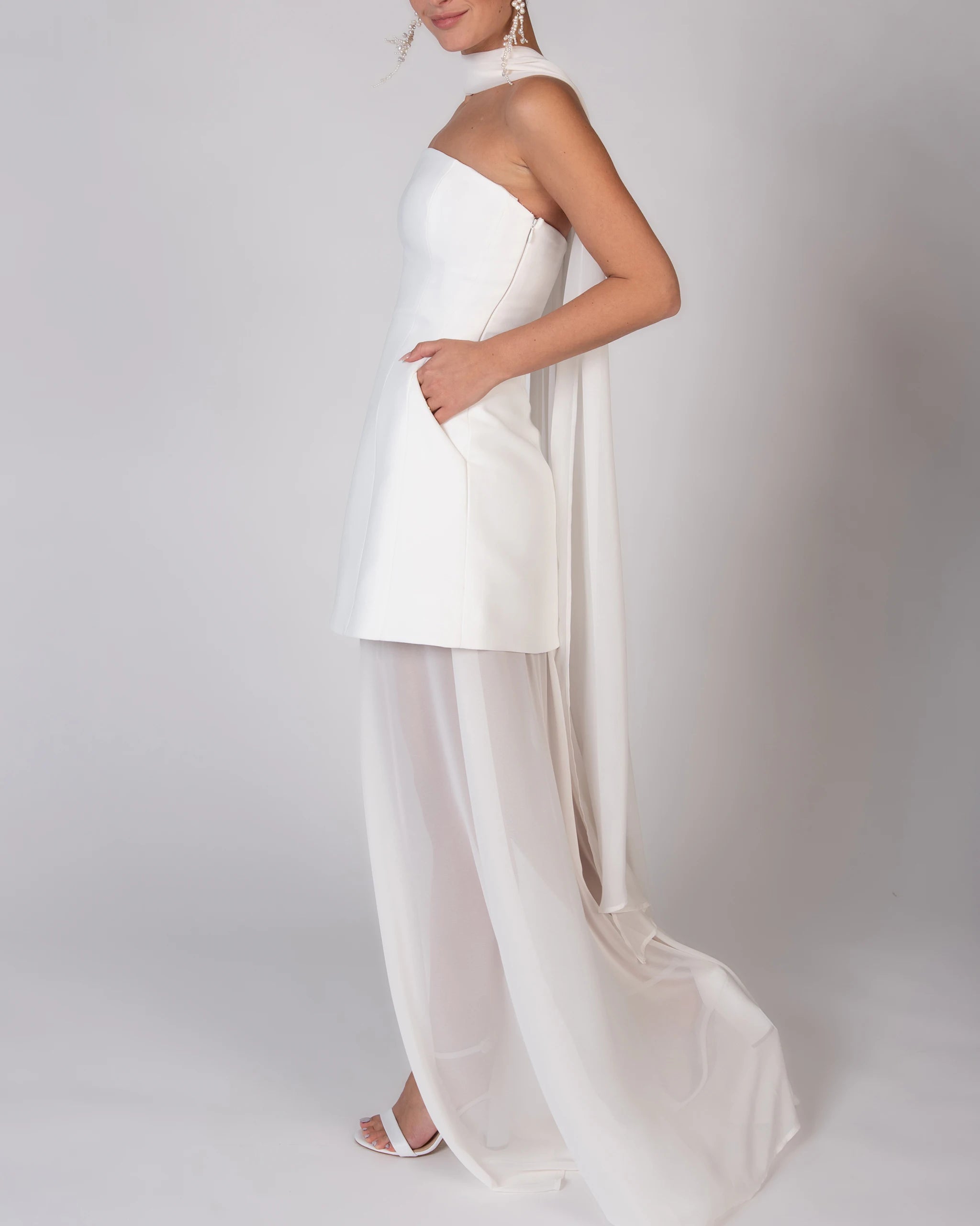 Modernes Hochzeitskleid mit bodenlangem Brautueberrock aus Chiffon Balloon Dress und Brautschal - Detailansicht