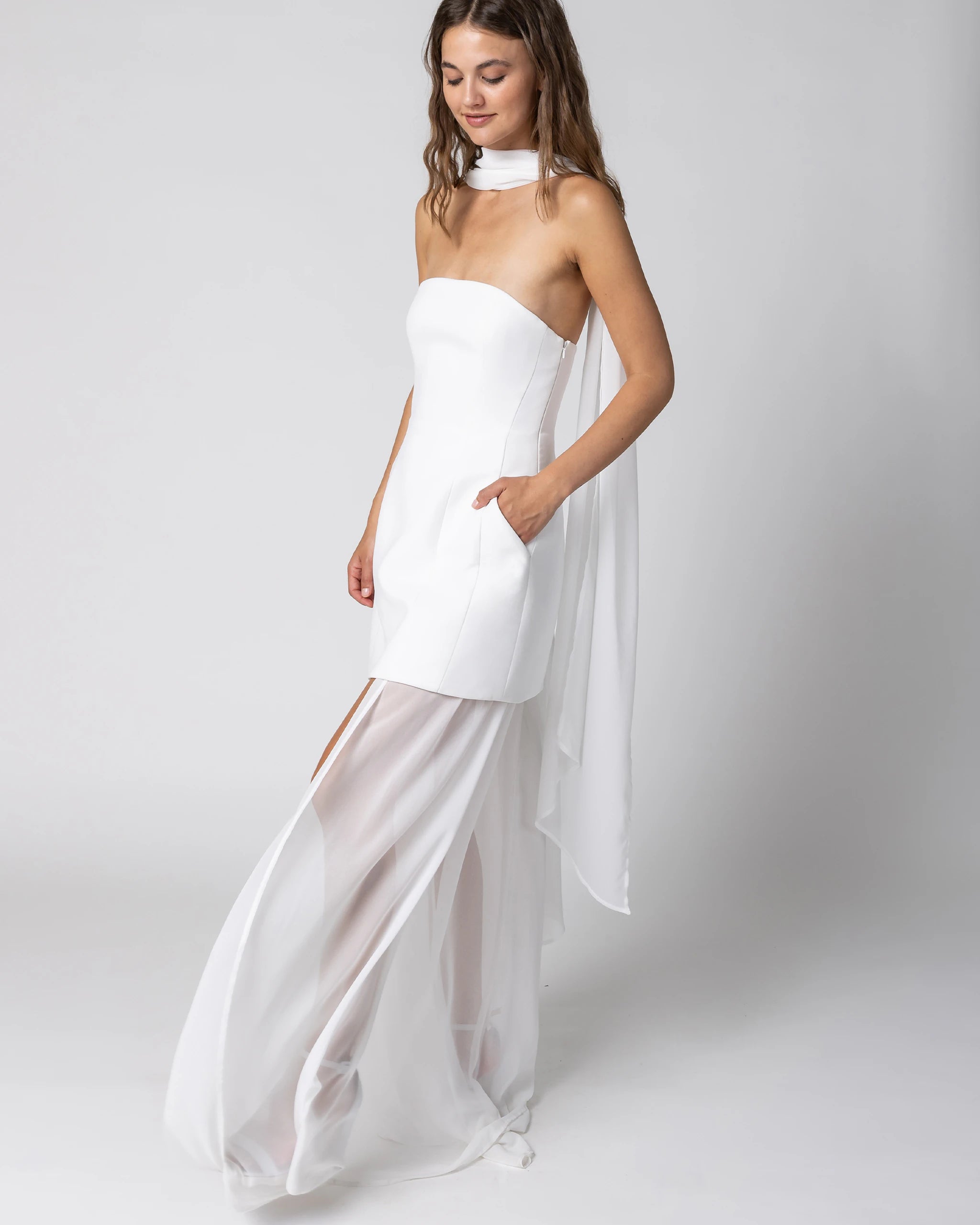 Modernes Hochzeitskleid mit bodenlangem Brautueberrock aus Chiffon Balloon Dress und Brautschal - Detailansicht