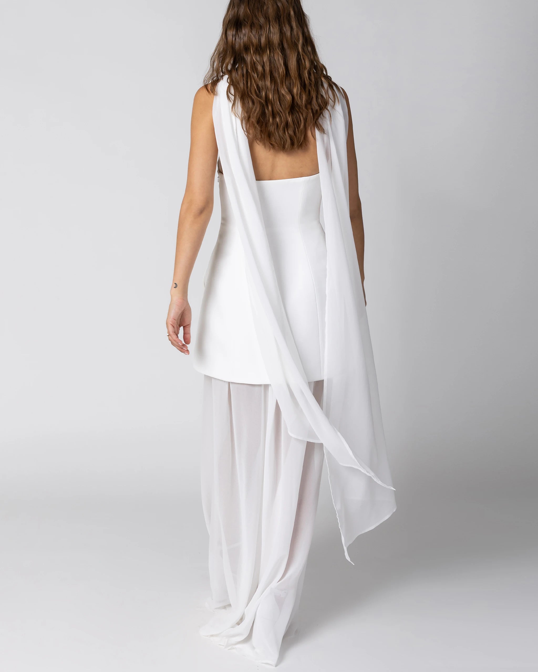 Modernes Hochzeitskleid mit bodenlangem Brautueberrock aus Chiffon Balloon Dress und Brautschal - Ansicht hinten