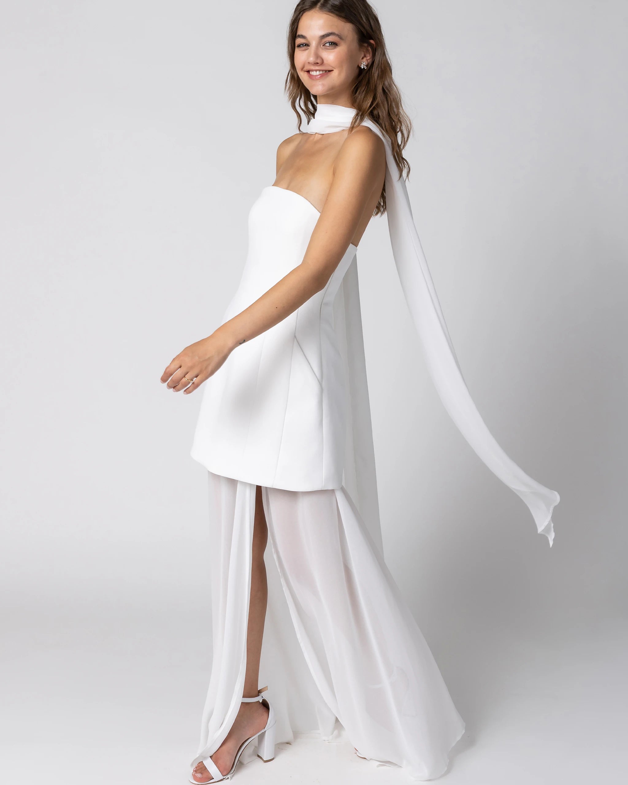 Modernes Hochzeitskleid mit bodenlangem Brautueberrock aus Chiffon Balloon Dress und Brautschal - Ansicht seitlich