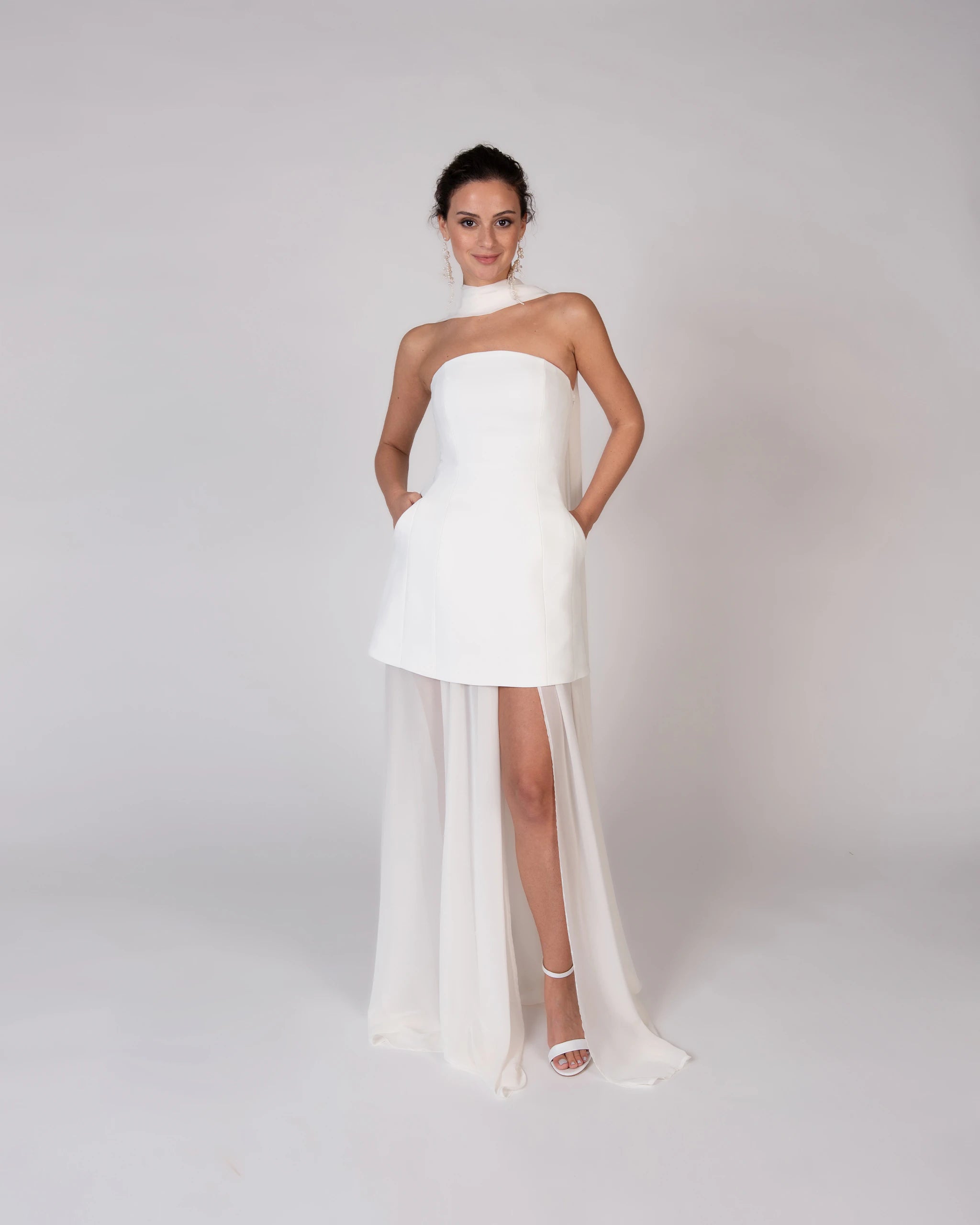 Modernes Hochzeitskleid mit bodenlangem Brautueberrock aus Chiffon Balloon Dress und Brautschal - Ansicht vorne