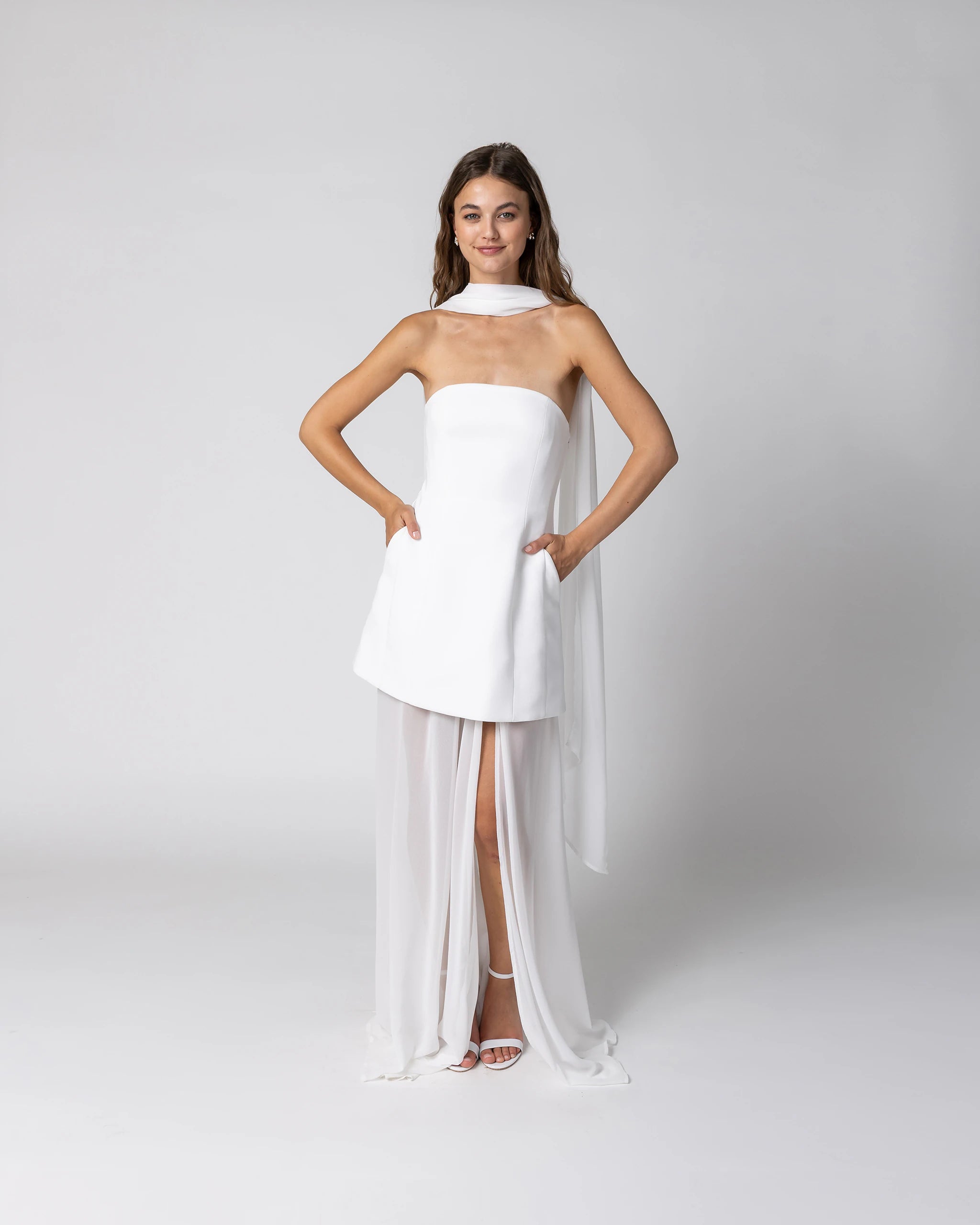 Modernes Hochzeitskleid mit bodenlangem Brautueberrock aus Chiffon Balloon Dress und Brautschal - Ansicht vorne
