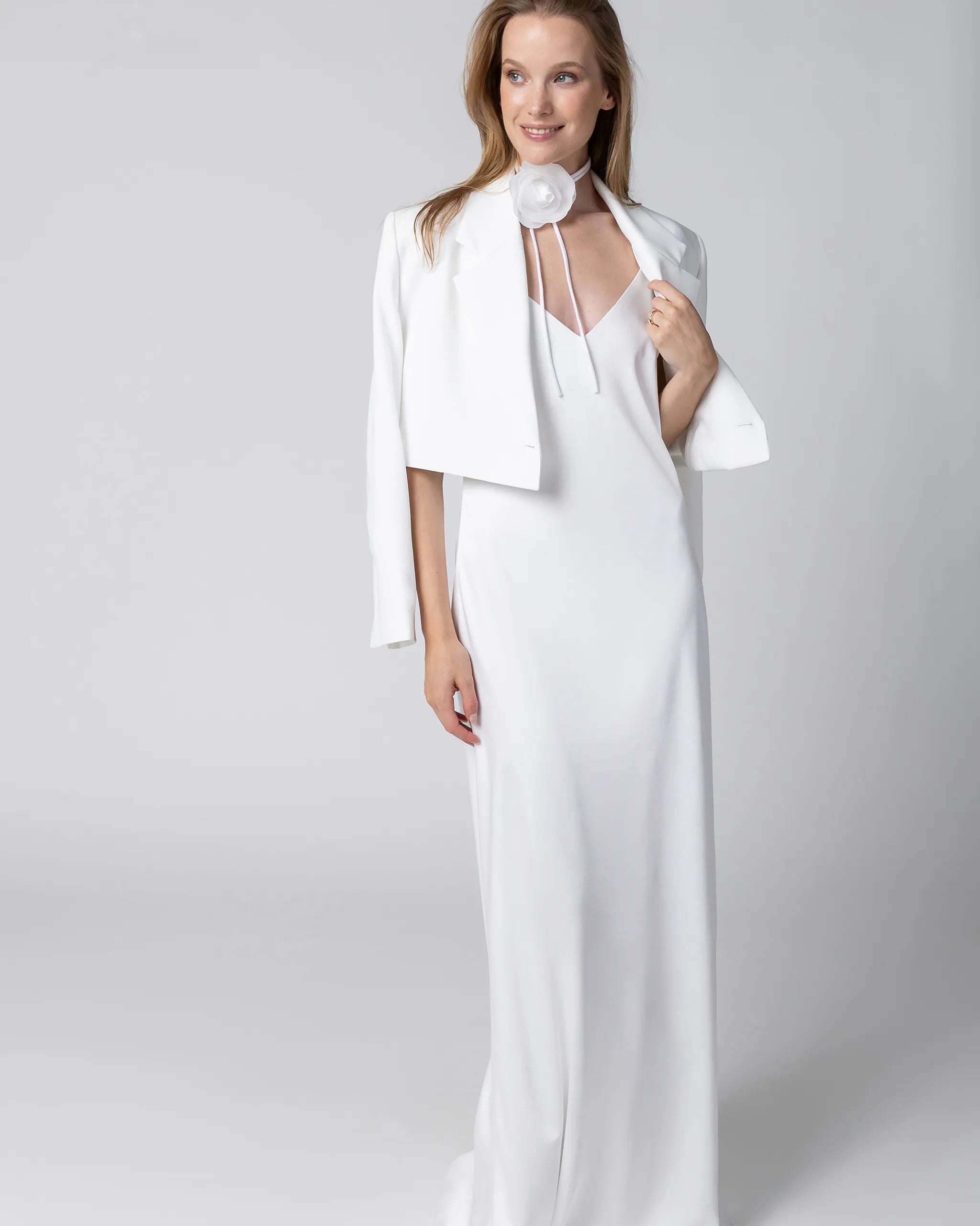 Modernes Standesamtkleid mit Slip Dress, Cropped Braut Blazer und Stoffblume in Ivory