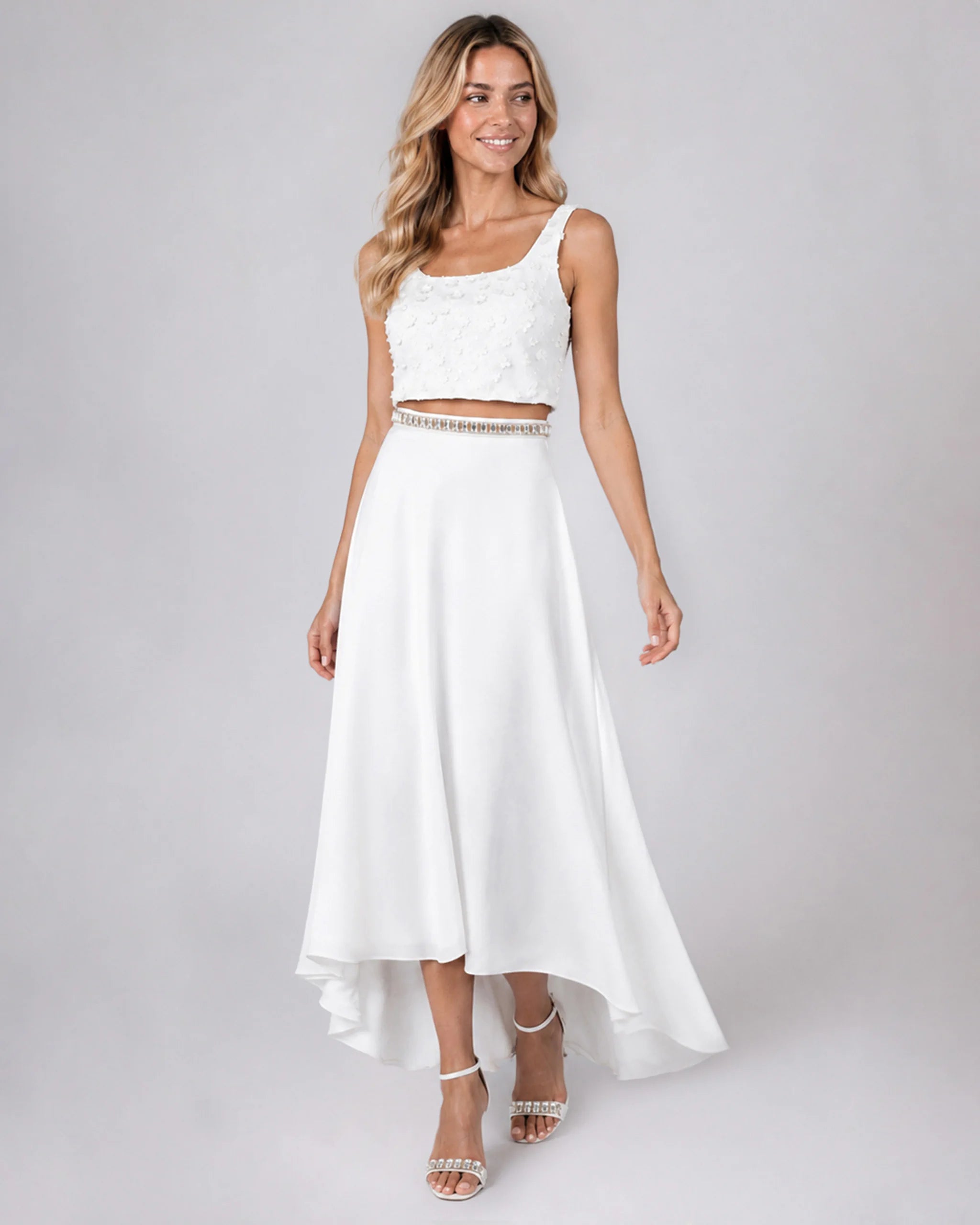 Braut Crop Top mit Karree-Ausschnitt und 3D-Blüten Ansicht vorne