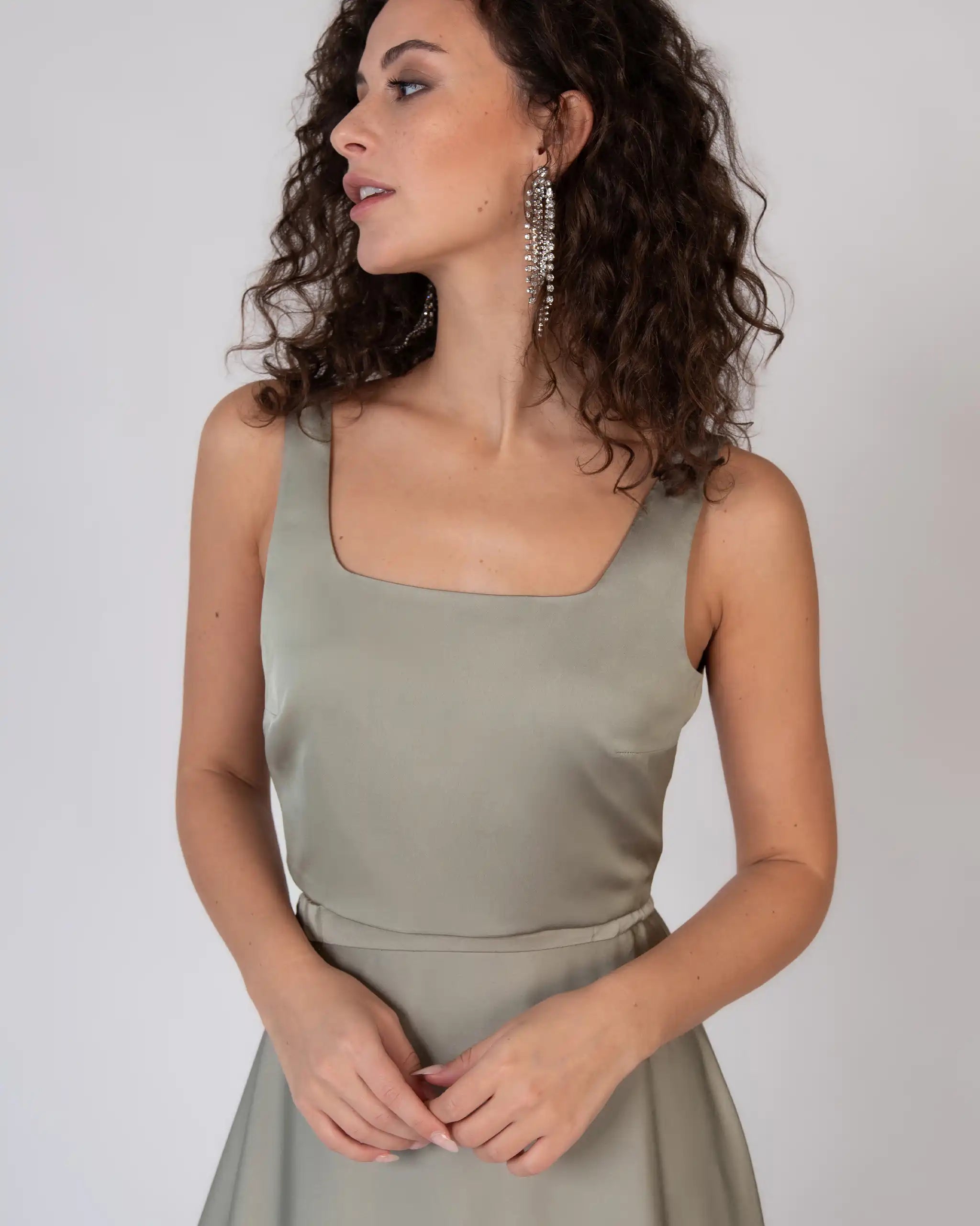 Crop Top mit Karree-Ausschnitt aus Satin in olive Ansicht vorne