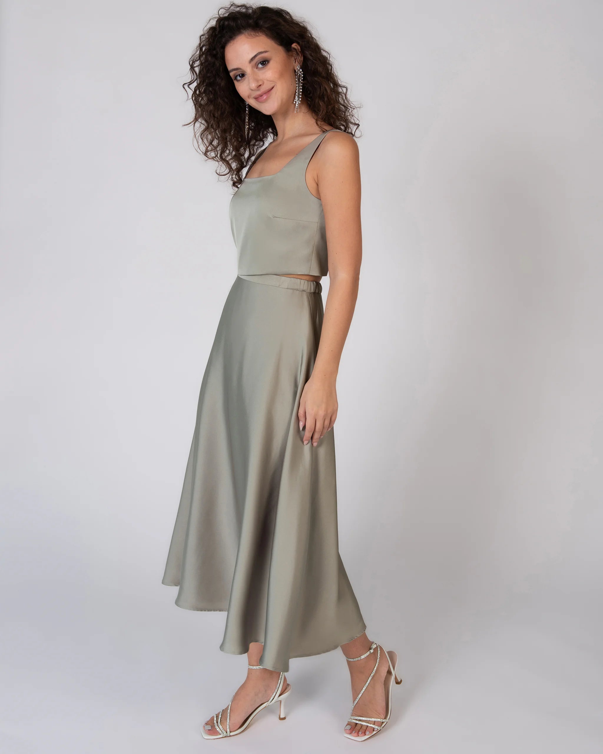 Crop Top mit Karree-Ausschnitt aus Satin in olive Ansicht Seite