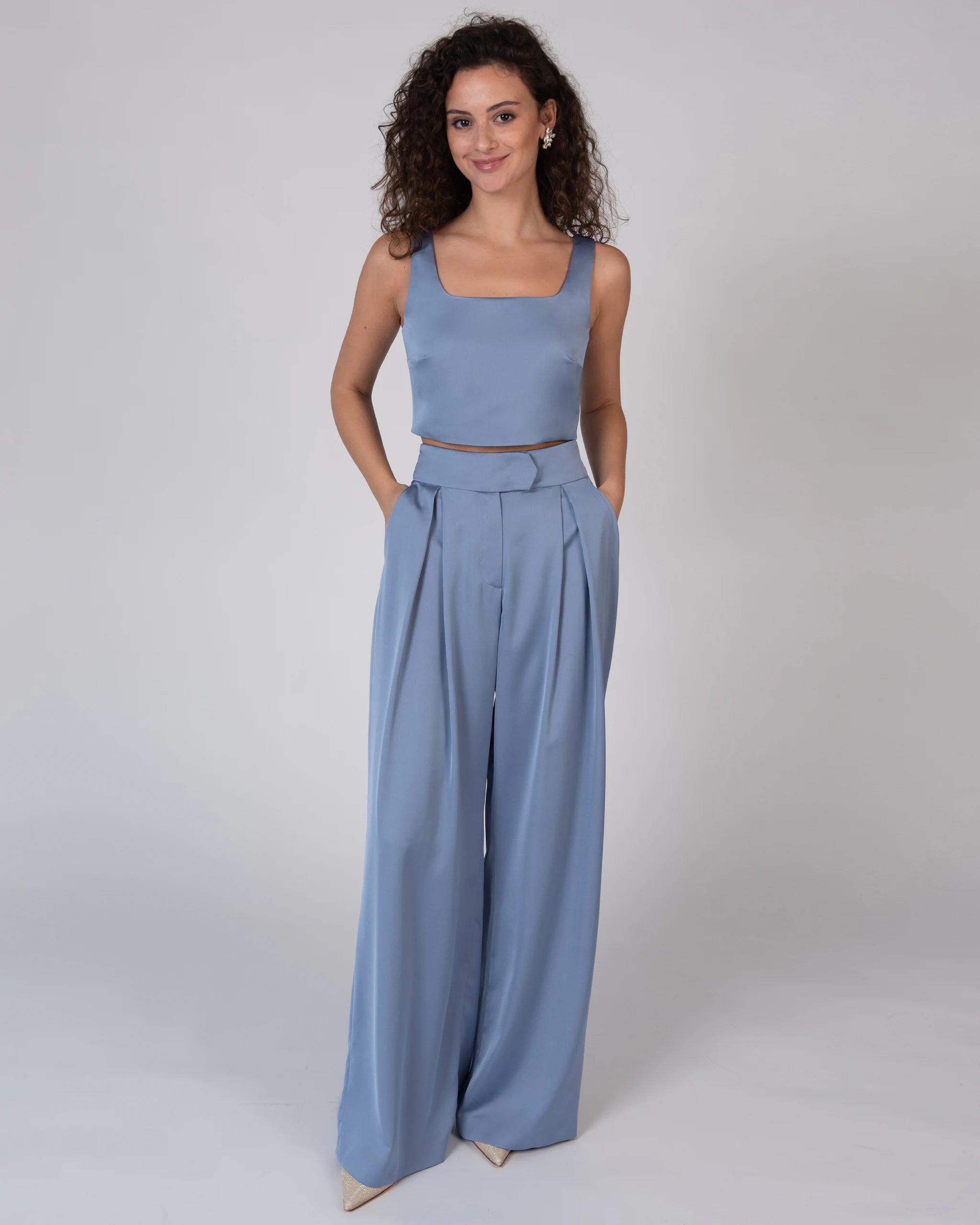 Crop Top mit Karree-Ausschnitt aus Satin in something blue Ansicht vorne