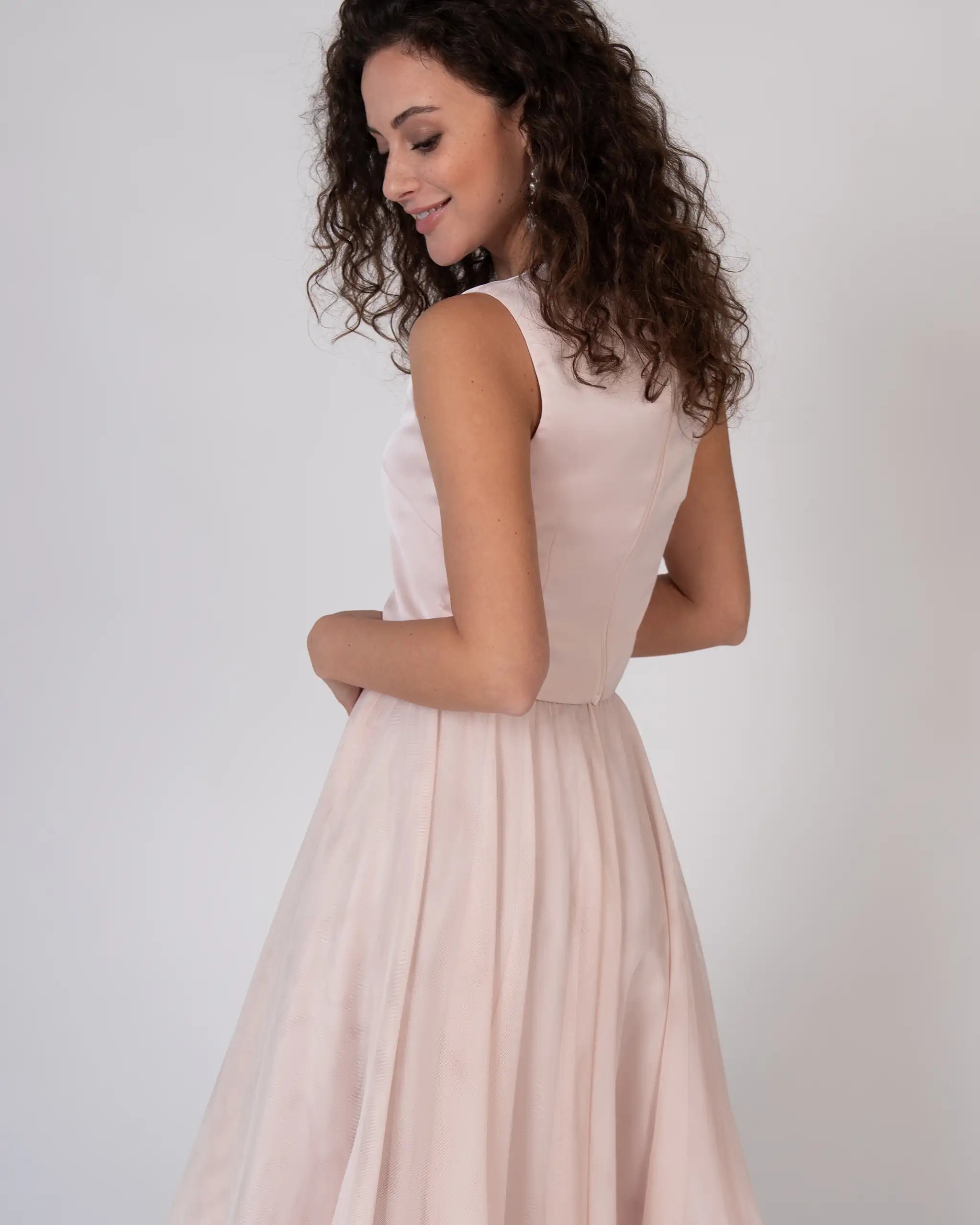 Ärmelloses Crop Top mit rundhals Ausschnitt in rosa Ansicht seitlich