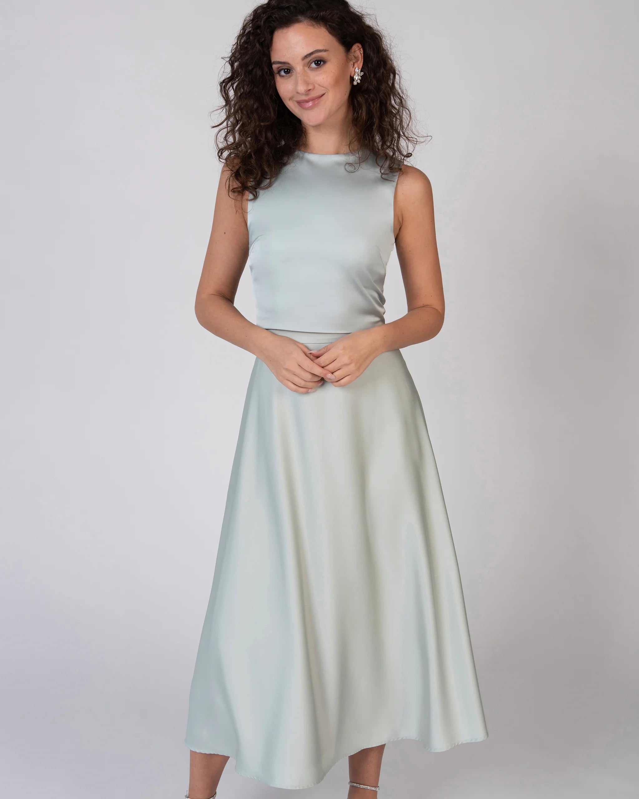 Ärmelloses Crop Top mit rundhals Ausschnitt in salbeigrün Ansicht vorne