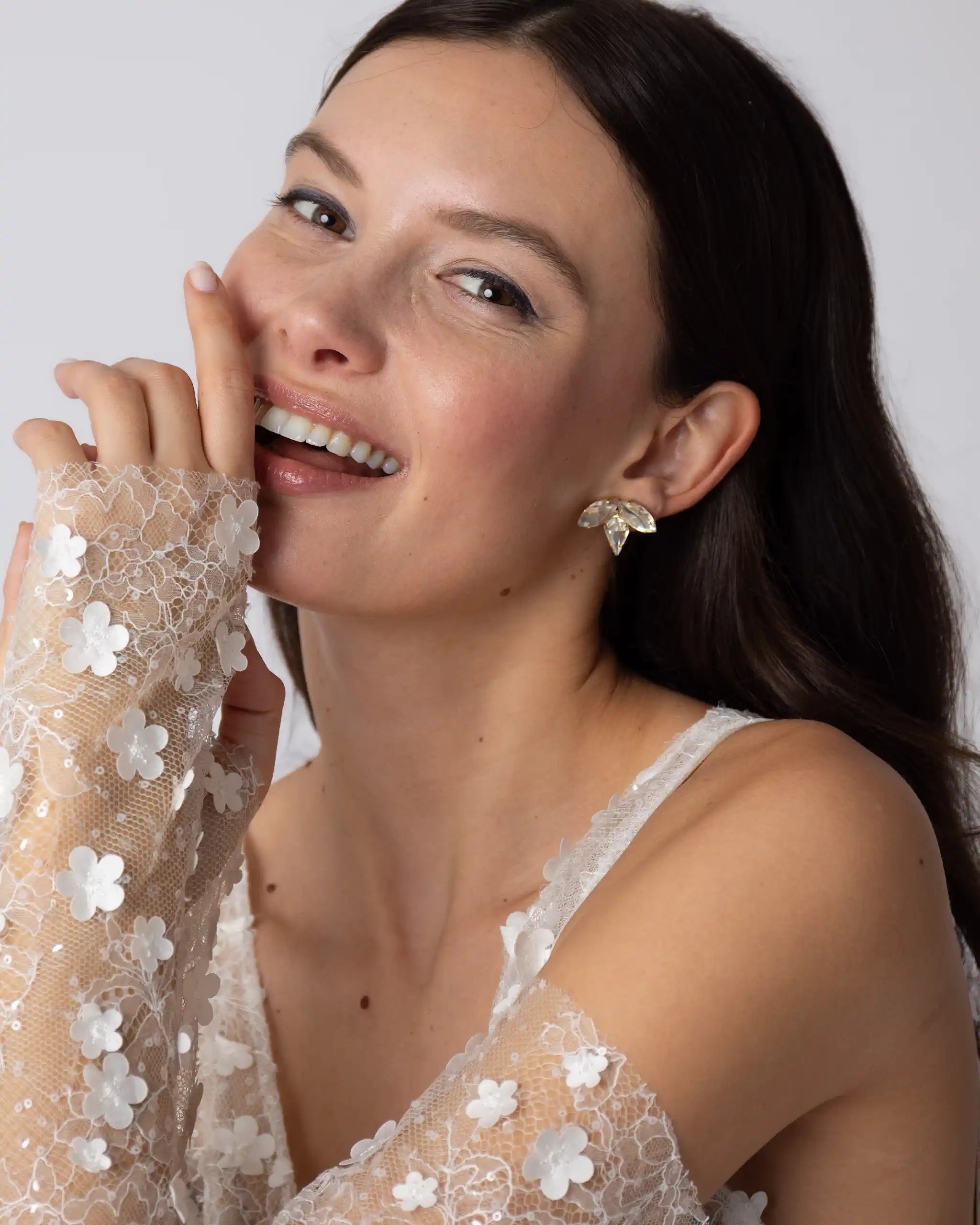 Kleine Kristallohrringe am Model