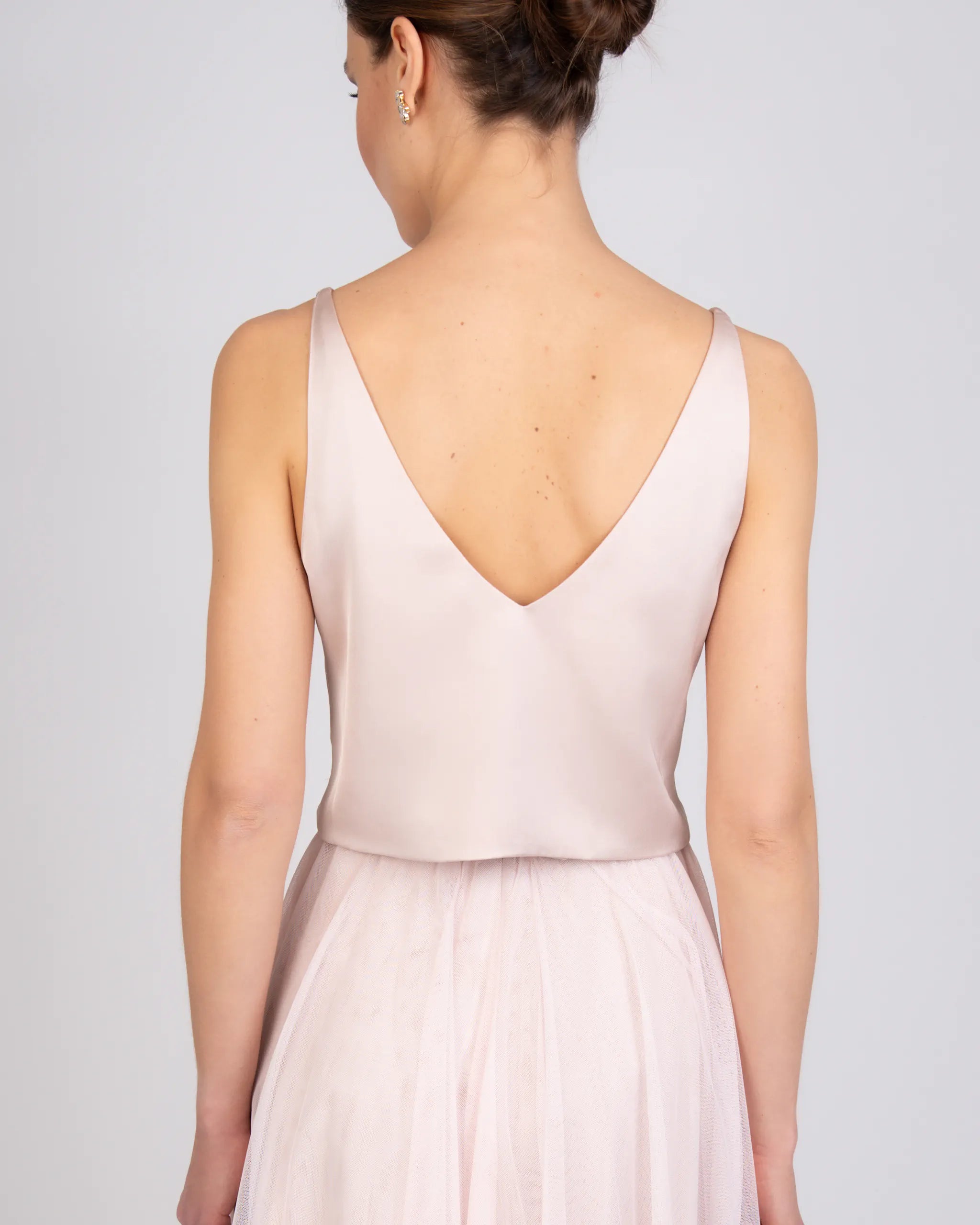 Satin Crop Top mit V-Ausschnitt und schmalen Trägern in rosa Ansicht hinten