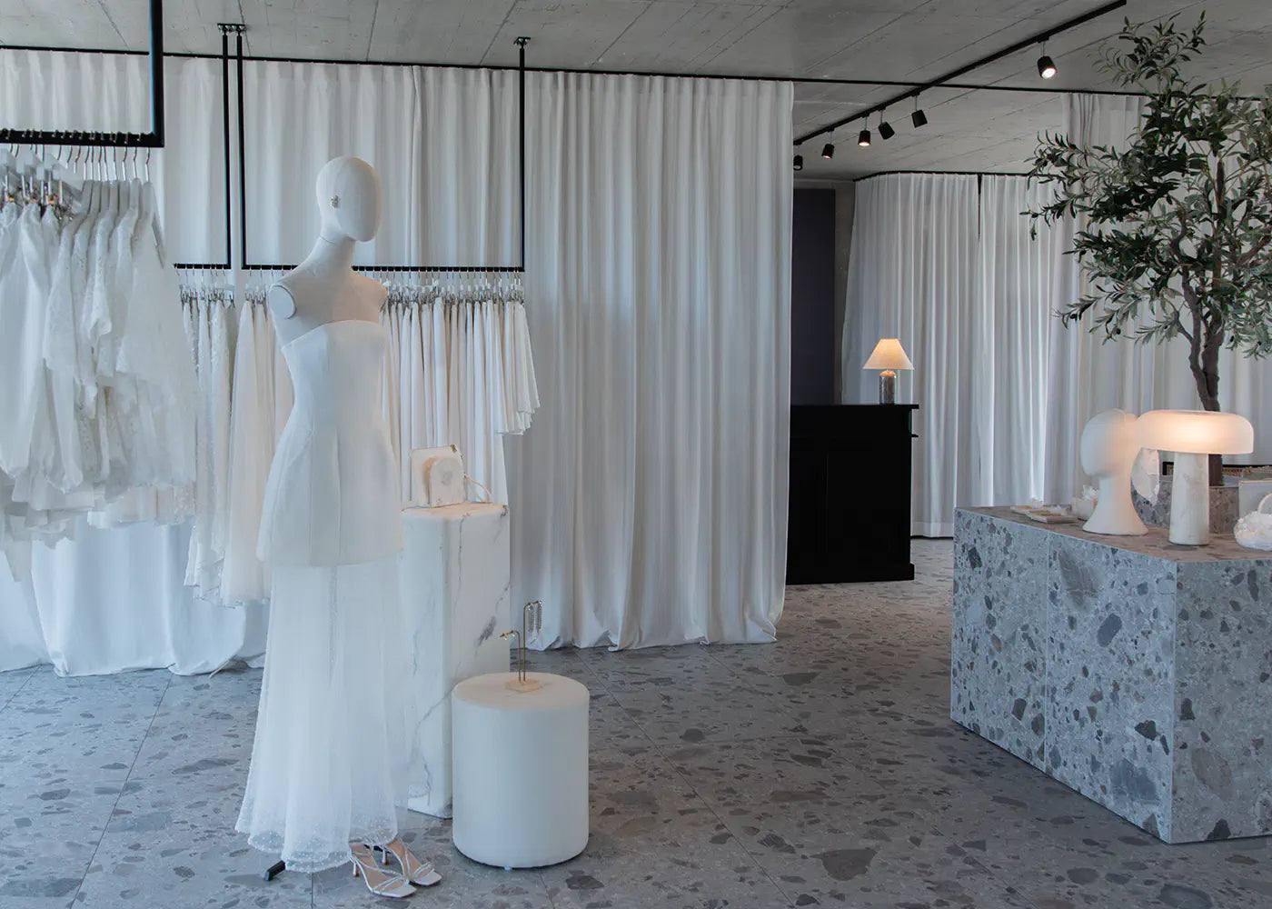 Brautmode und Abendmode Showroom piqyourdress Zürich