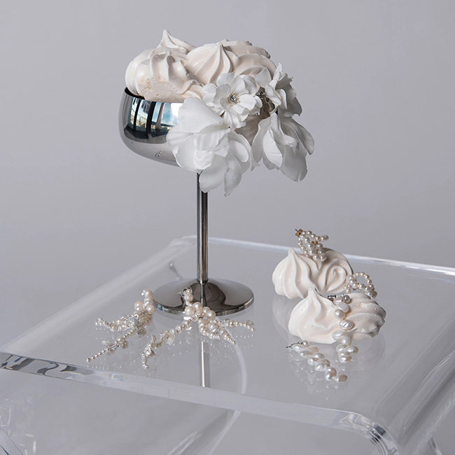 Brautschmuck Ohrringe aus Perlen und Stoffblumen für die Braut Still life Fotografie