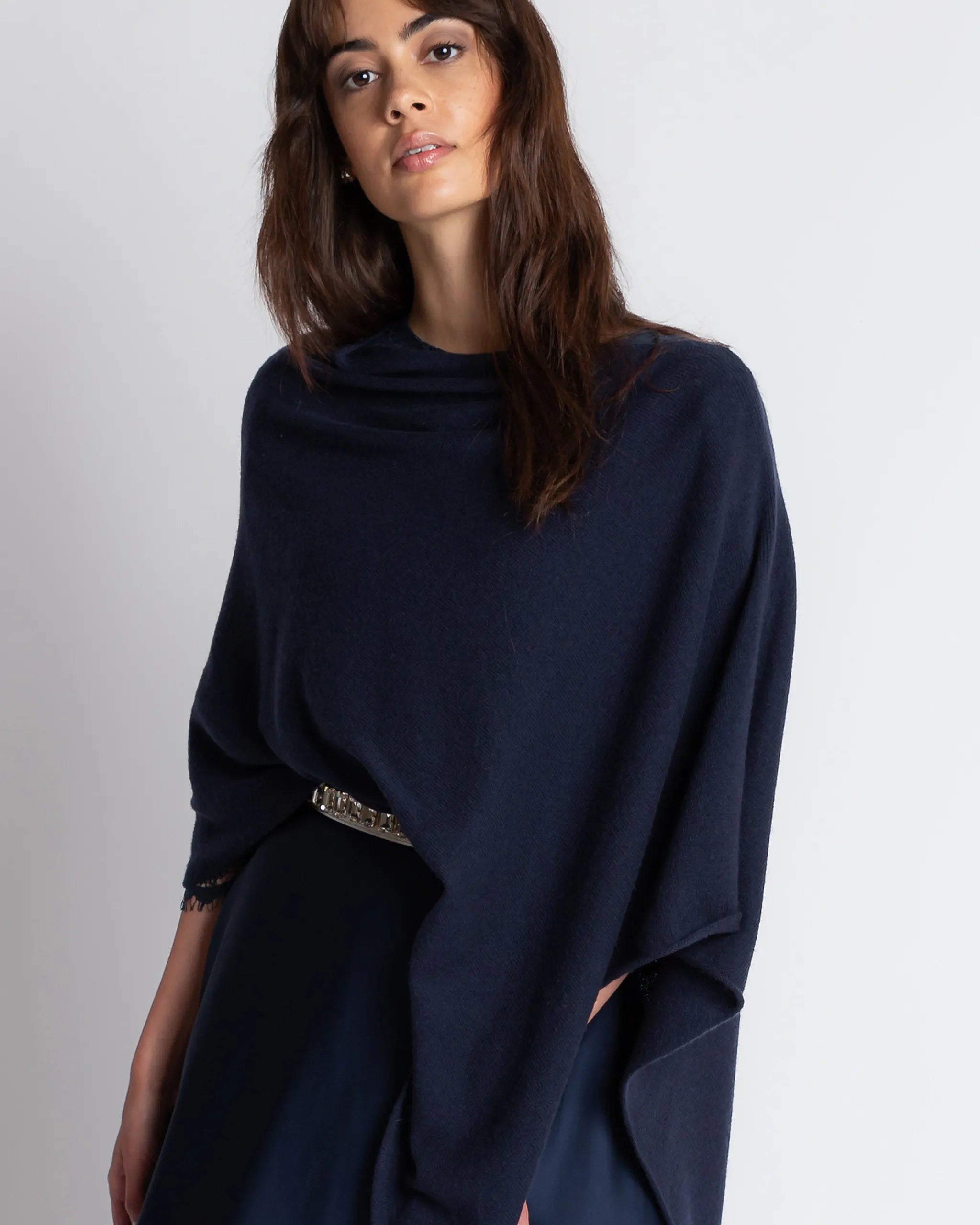 Poncho in dunkelblau Ansicht vorne