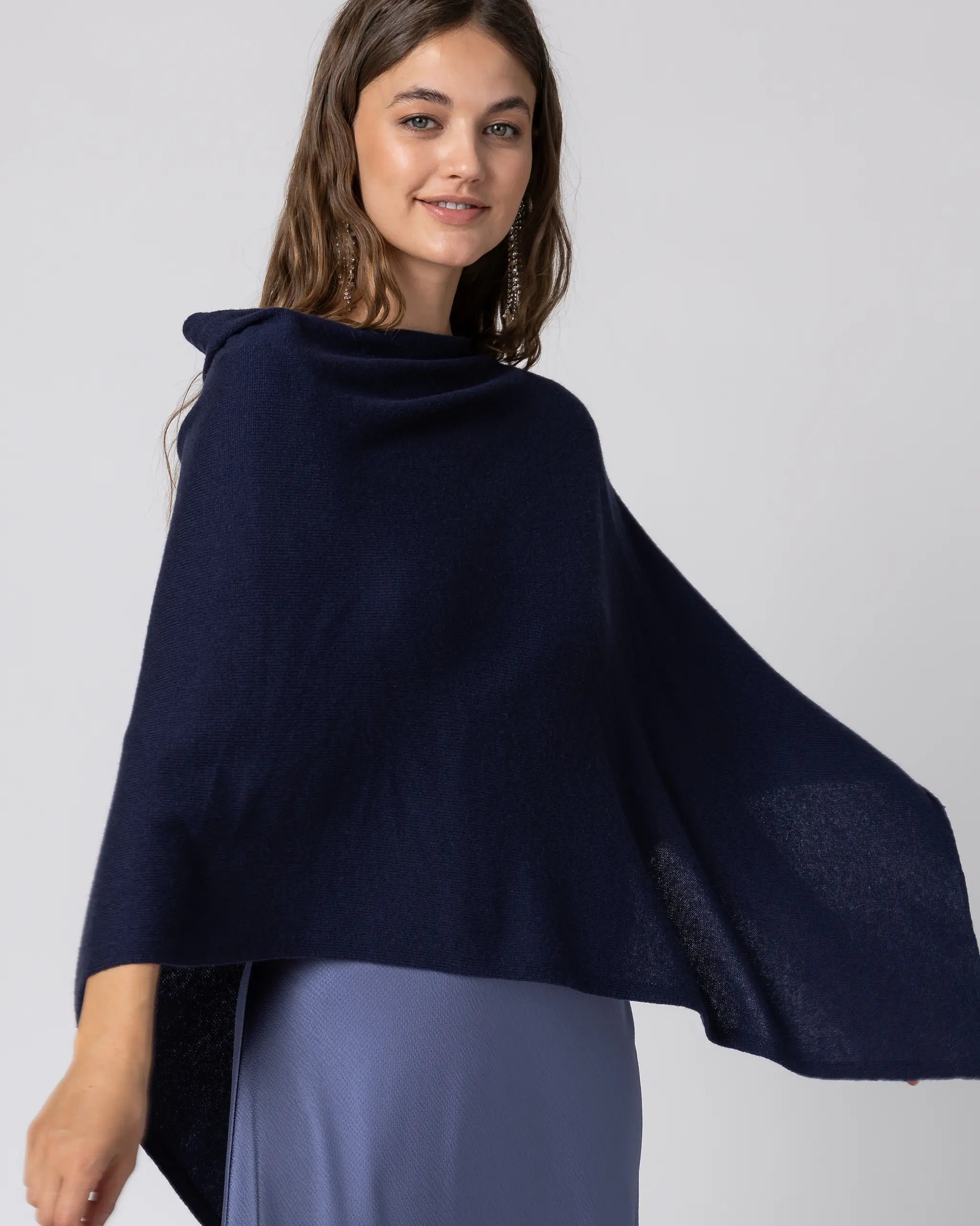 Poncho in dunkelblau Ansicht Seite