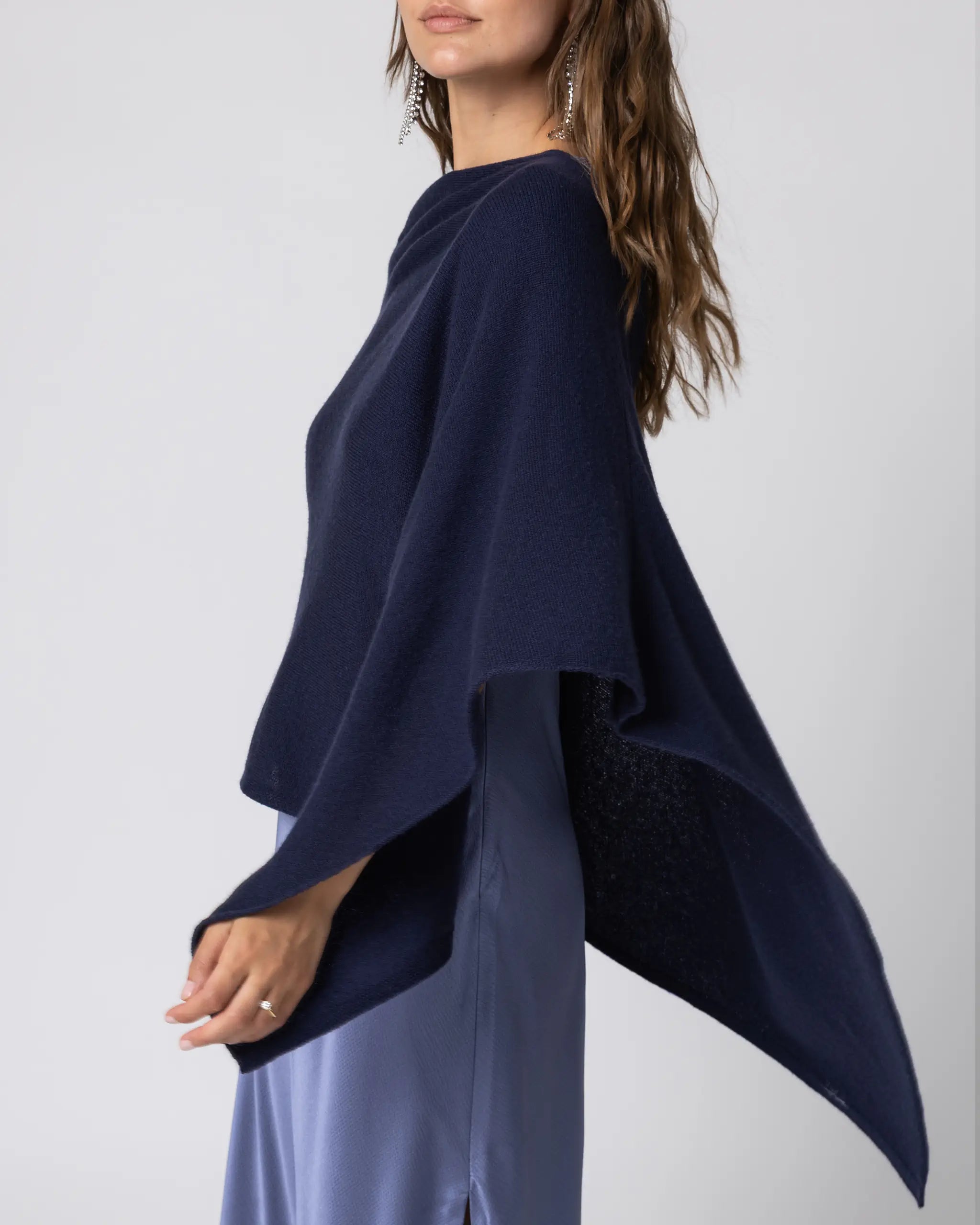 Poncho in dunkelblau Ansicht seitlich
