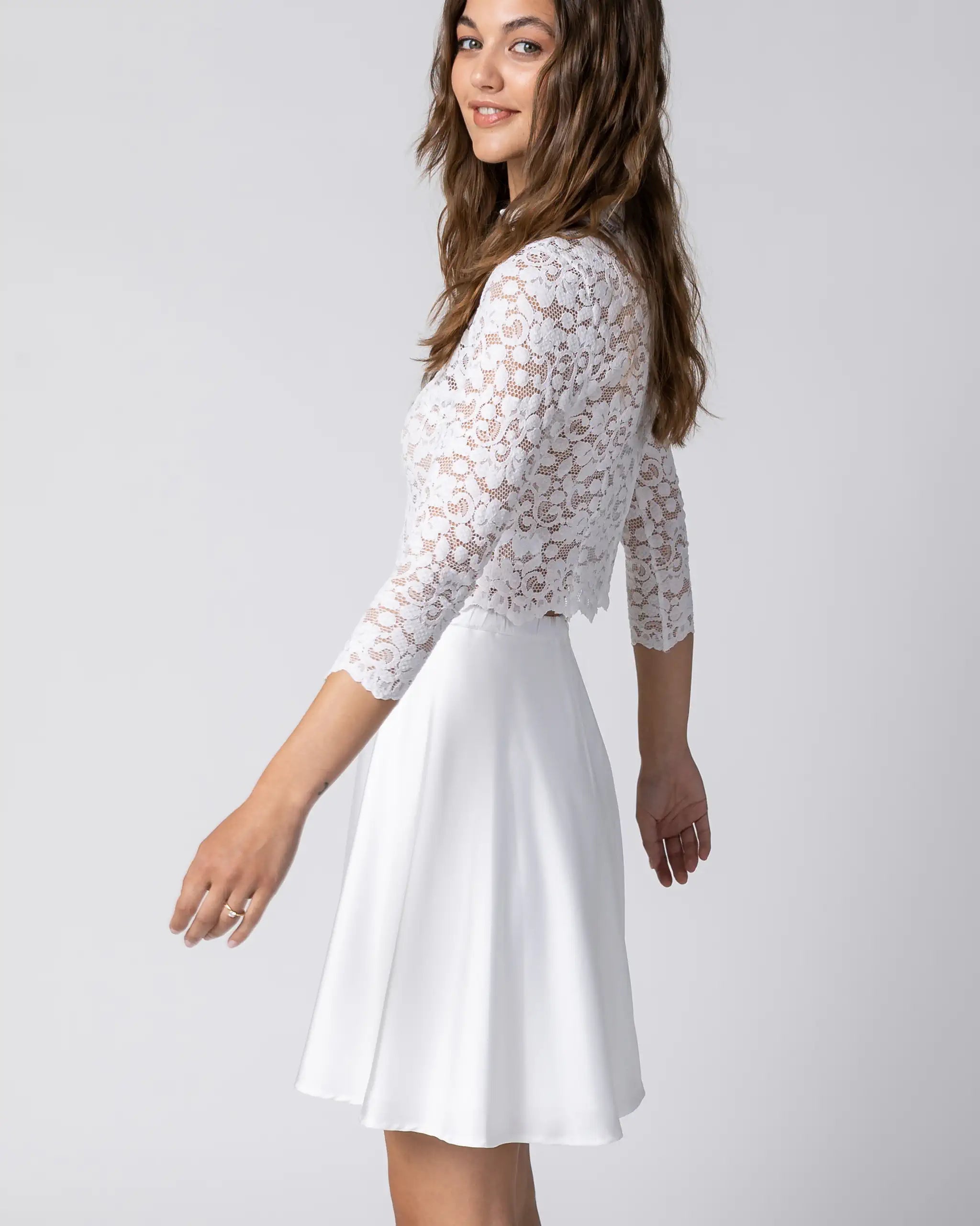 Braut Crop Top mit Stehkragen aus Boho Spitze Ansicht seitlich