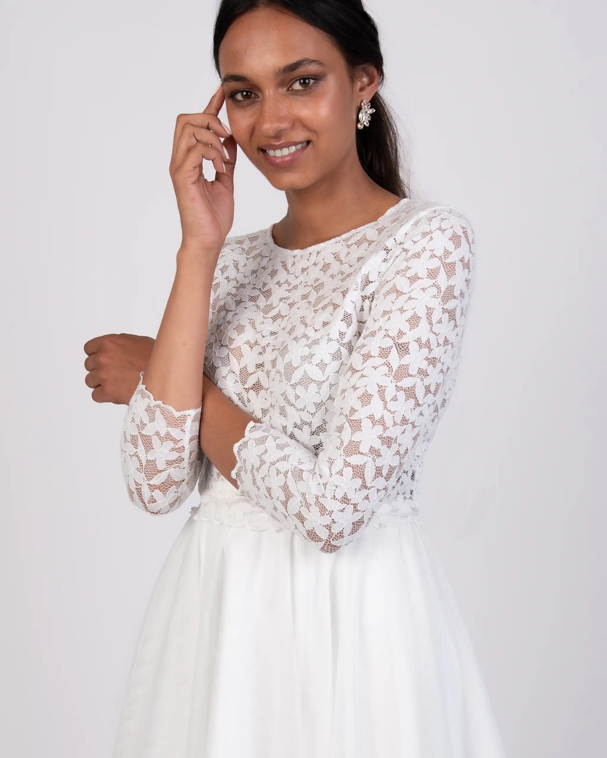 Braut Crop Top mit langen Ärmeln aus floraler Spitze Ansicht vorne