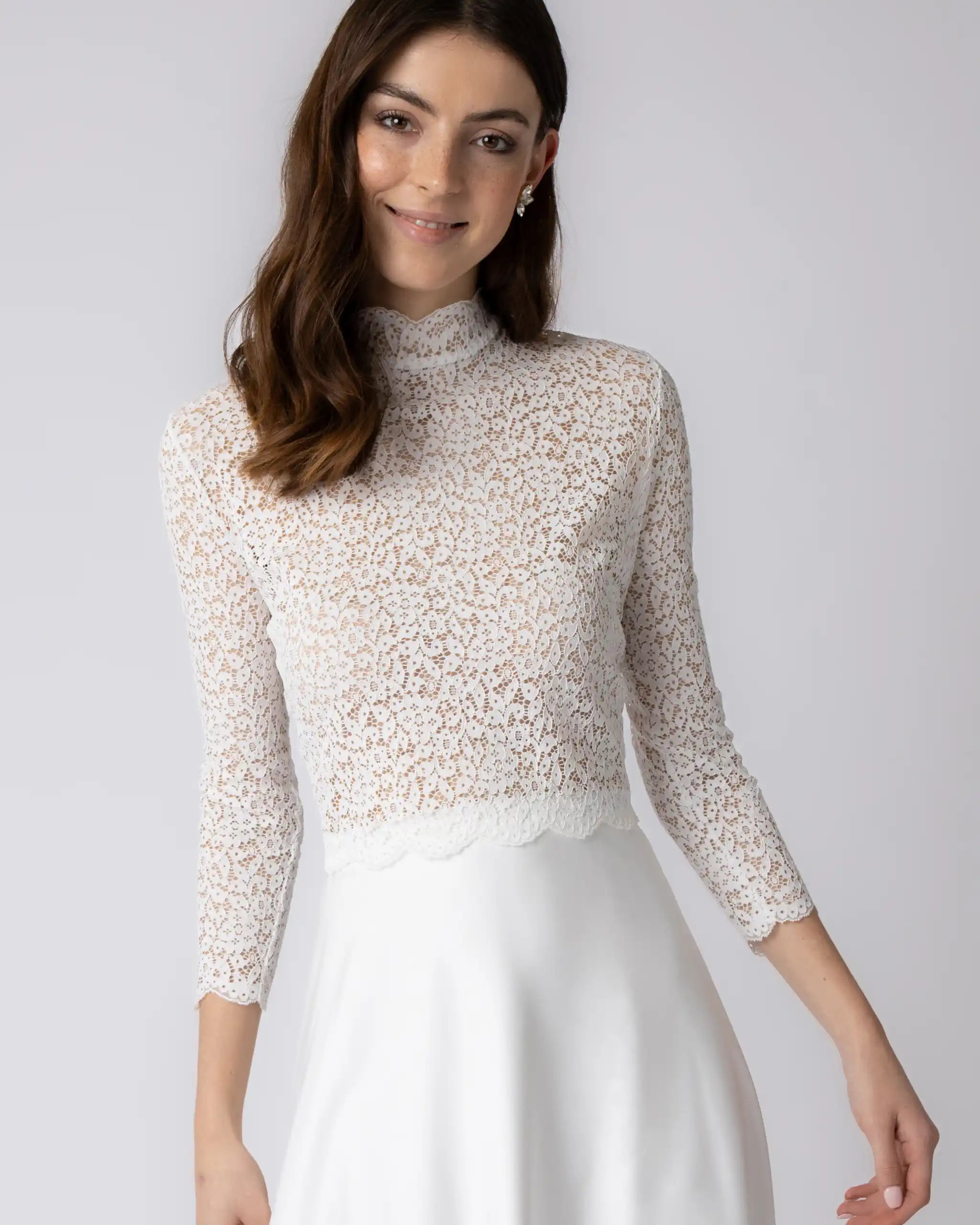 Braut Crop Top mit Stehkragen aus floraler Spitze Ansicht vorne