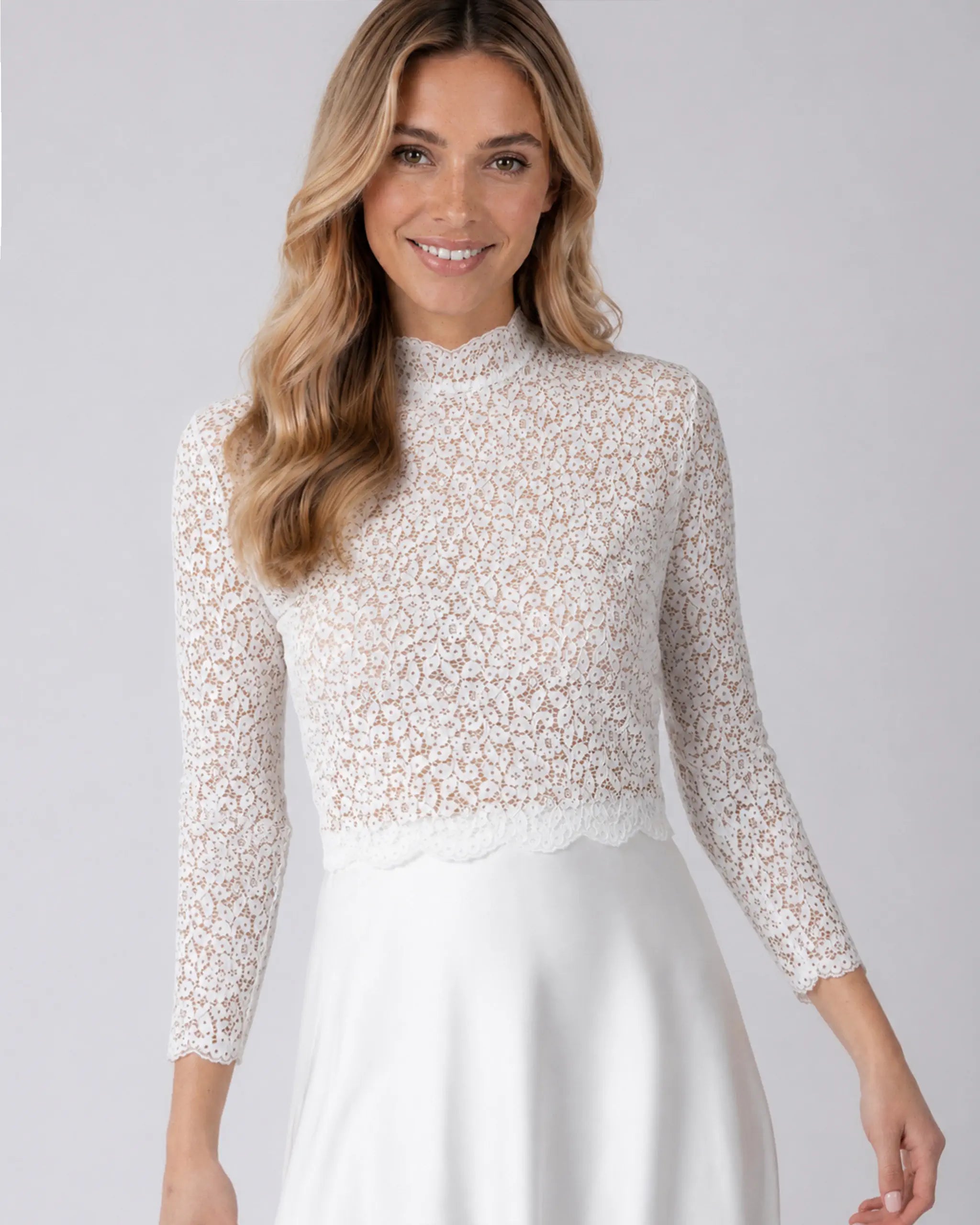 Braut Crop Top mit Stehkragen aus floraler Spitze Ansicht vorne