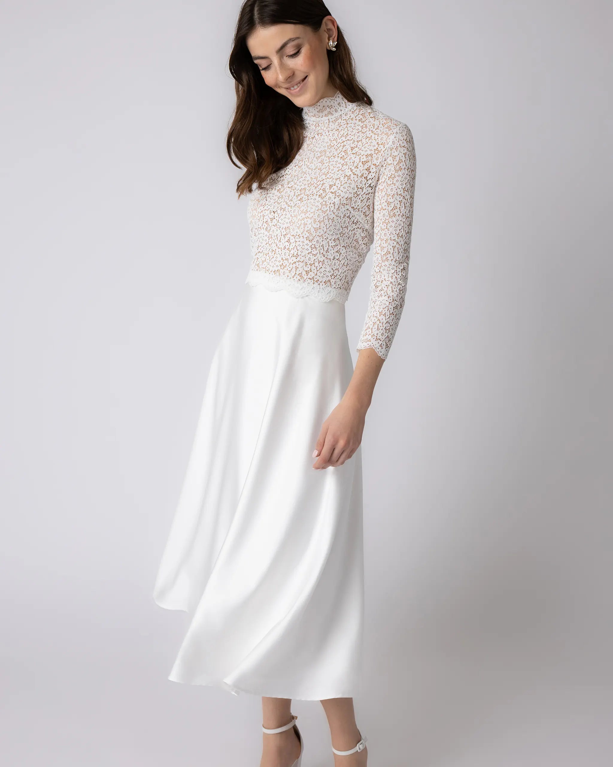 Braut Crop Top mit Stehkragen aus floraler Spitze Ansicht vorne