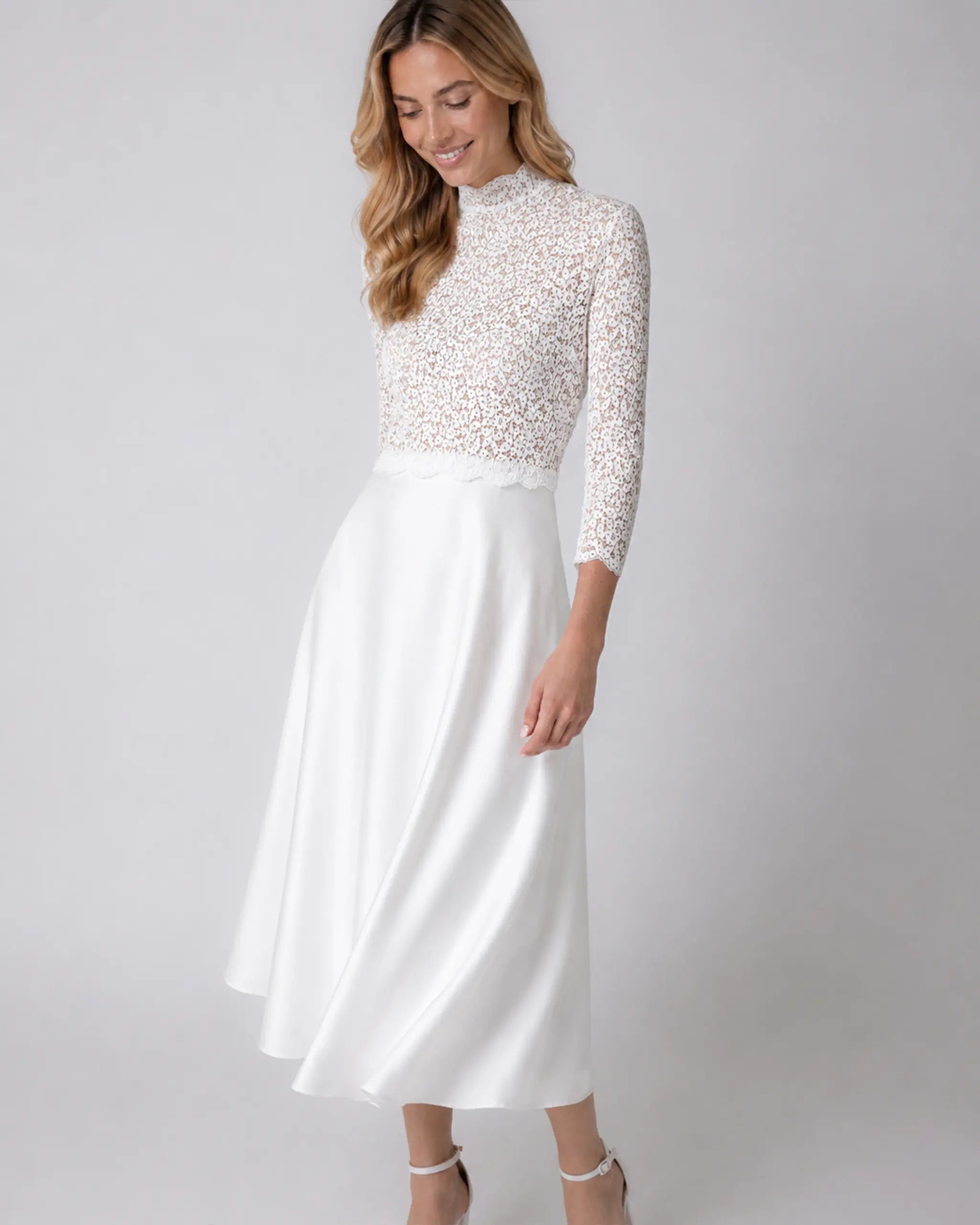 Braut Crop Top mit Stehkragen aus floraler Spitze Ansicht vorne