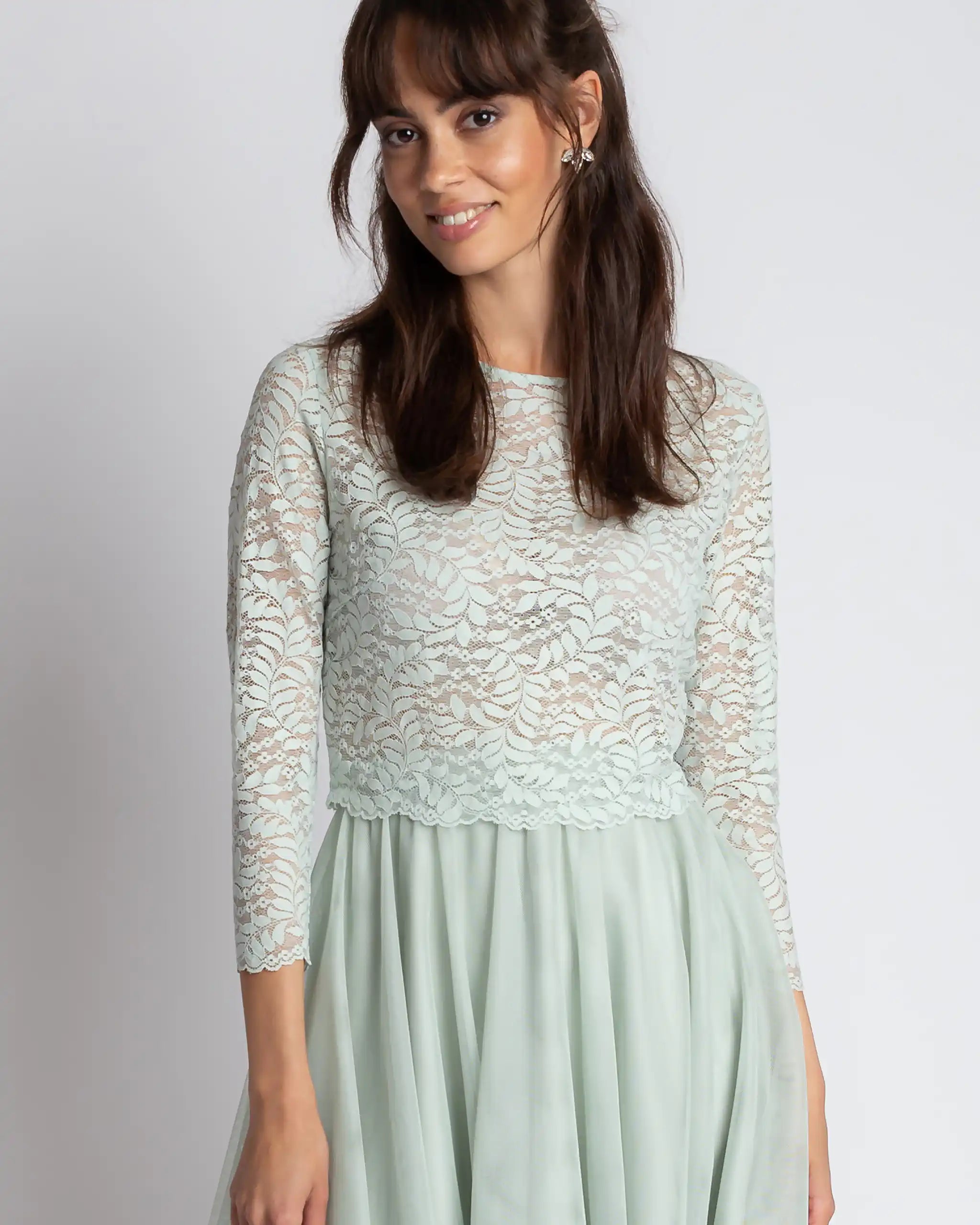 Crop Top aus floraler Spitze mit 3/4 Ärmeln in salbeigrün Ansicht vorne