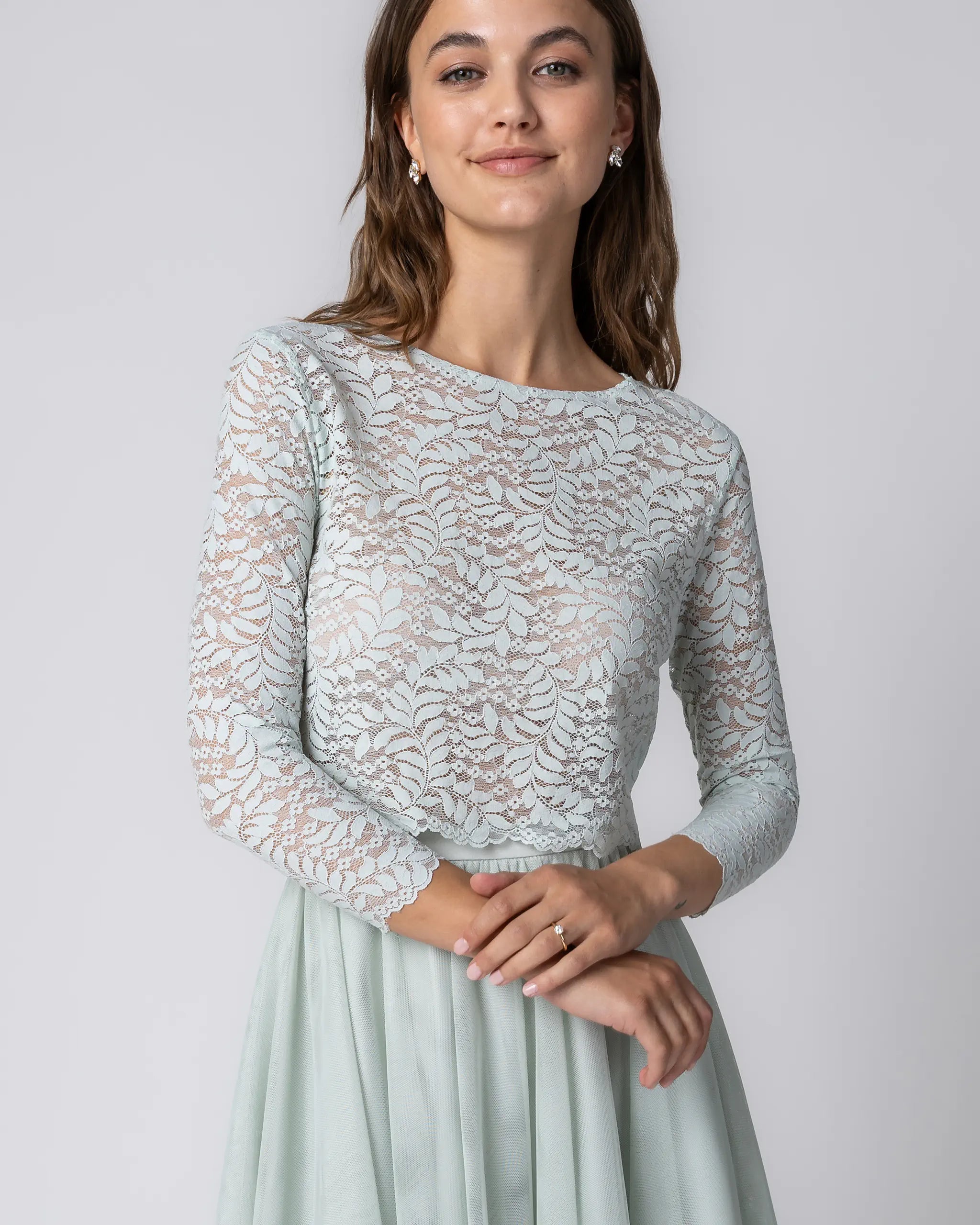 Crop Top aus floraler Spitze mit 3/4 Ärmeln in salbeigrün Ansicht vorne