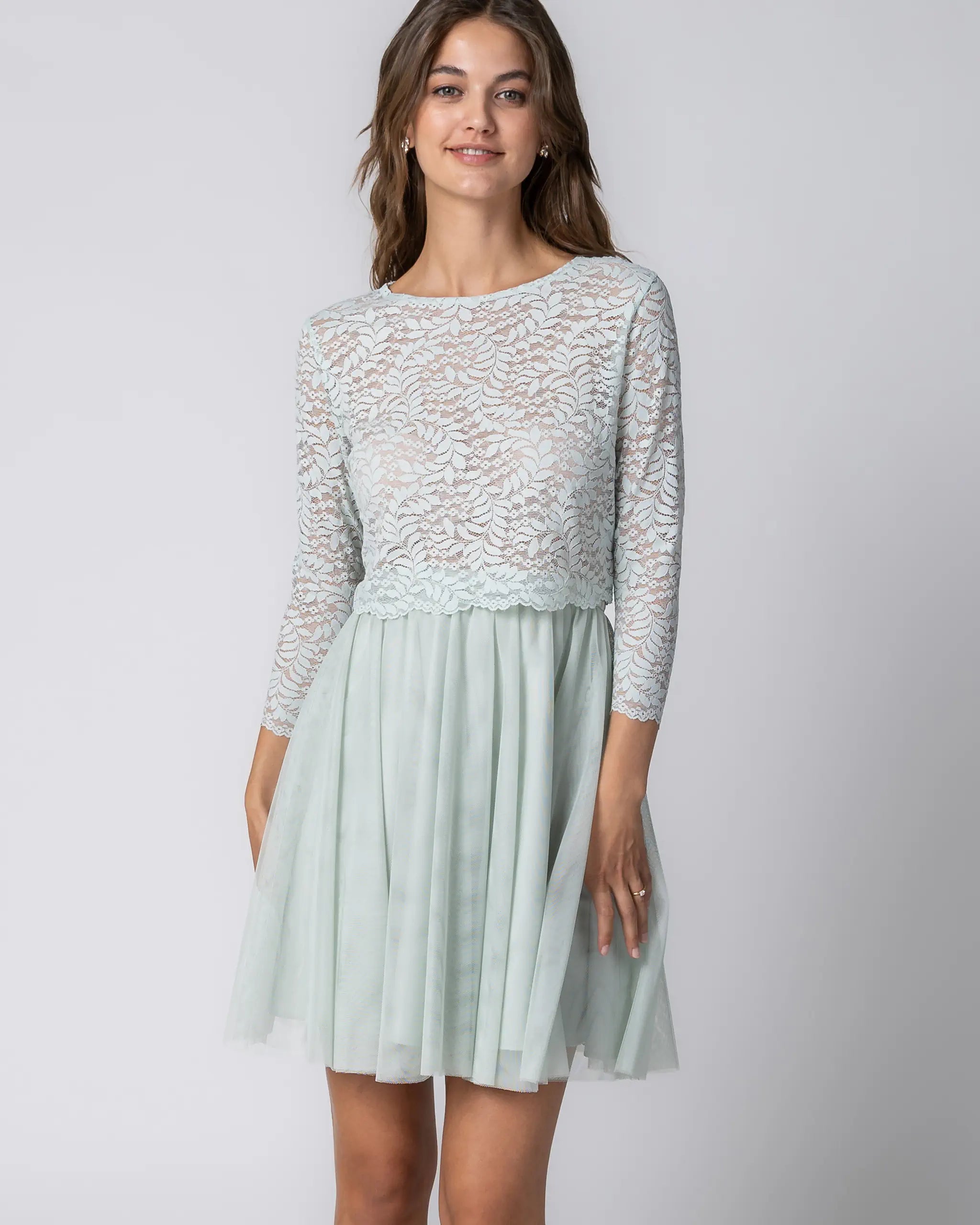 Crop Top aus floraler Spitze mit 3/4 Ärmeln in salbeigrün Ansicht vorne