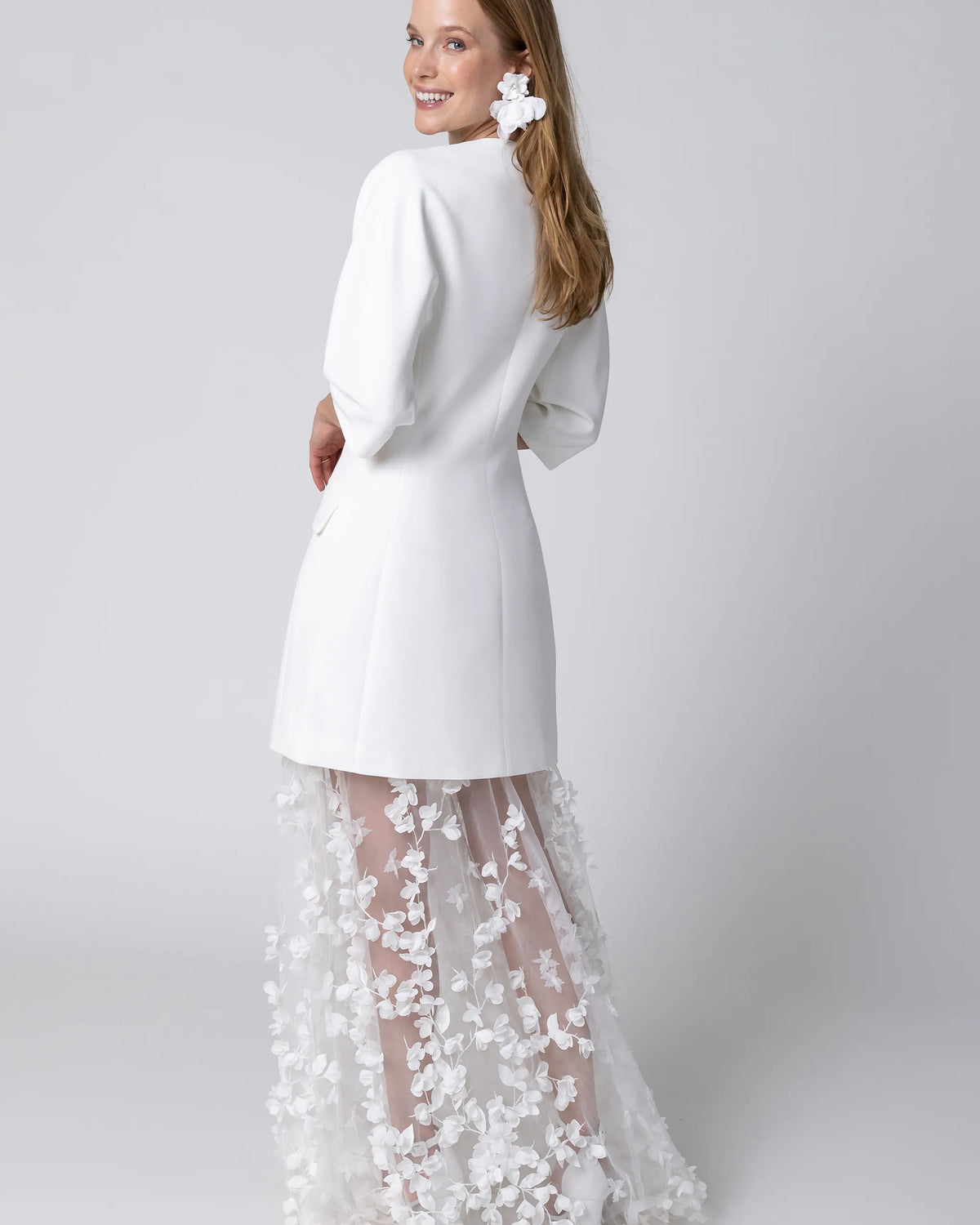 Romantisches Standesamtkleid mit Blazerkleid und transparentem 3D Blumen Brautrock in Ivory Ansicht hinten