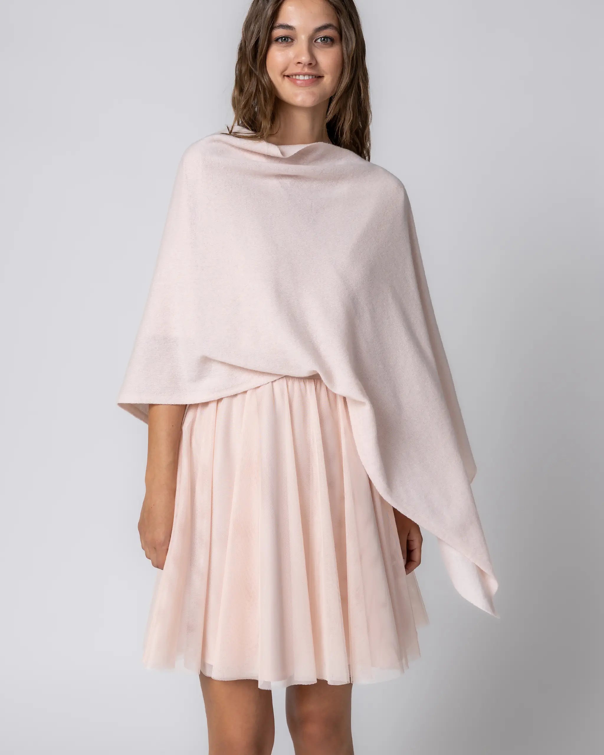 Rosa Brautjungfern Zweiteiler mit Strickponcho und kurzem Tüllrock