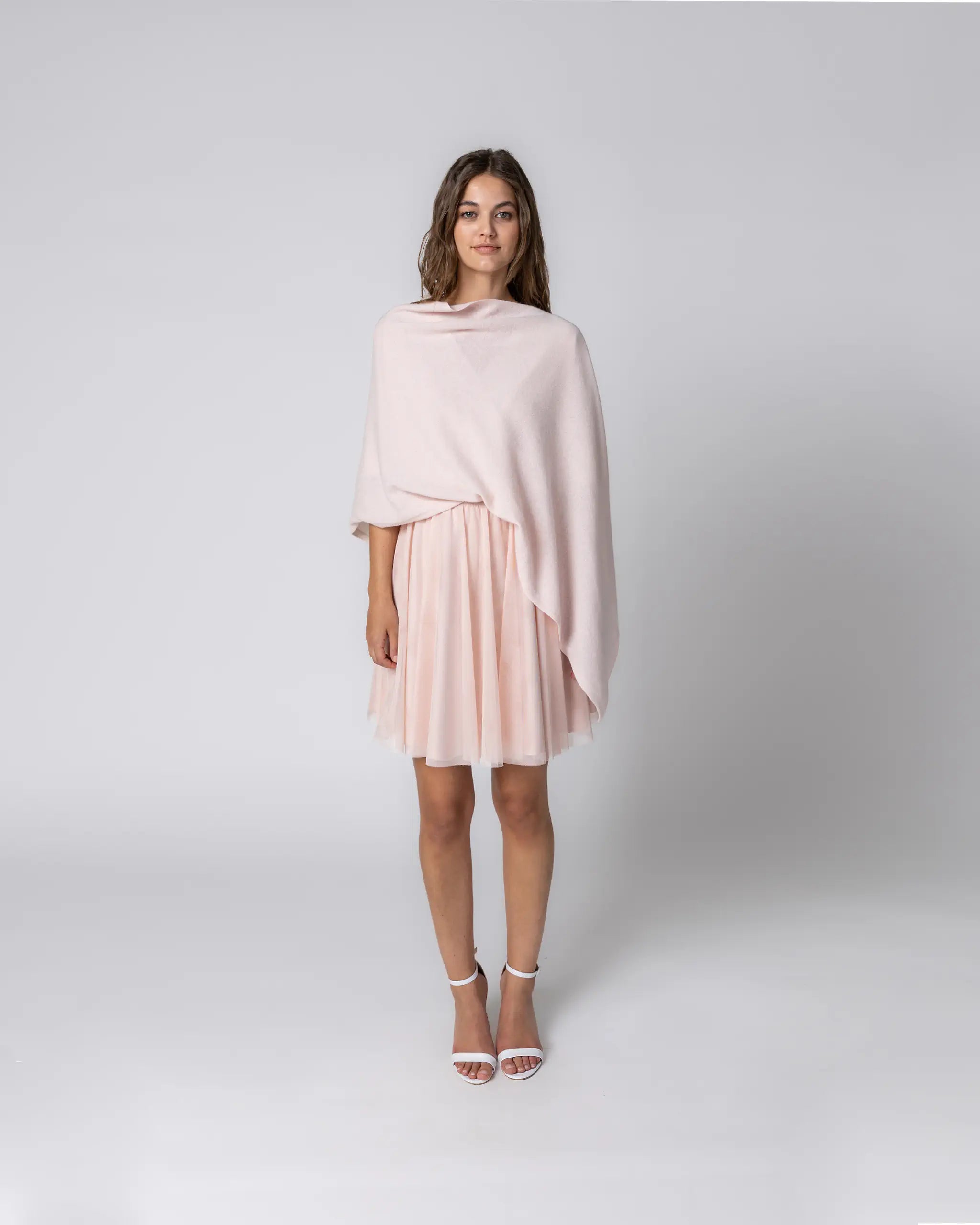 Rosa Brautjungfern Zweiteiler mit Strickponcho und kurzem Tüllrock