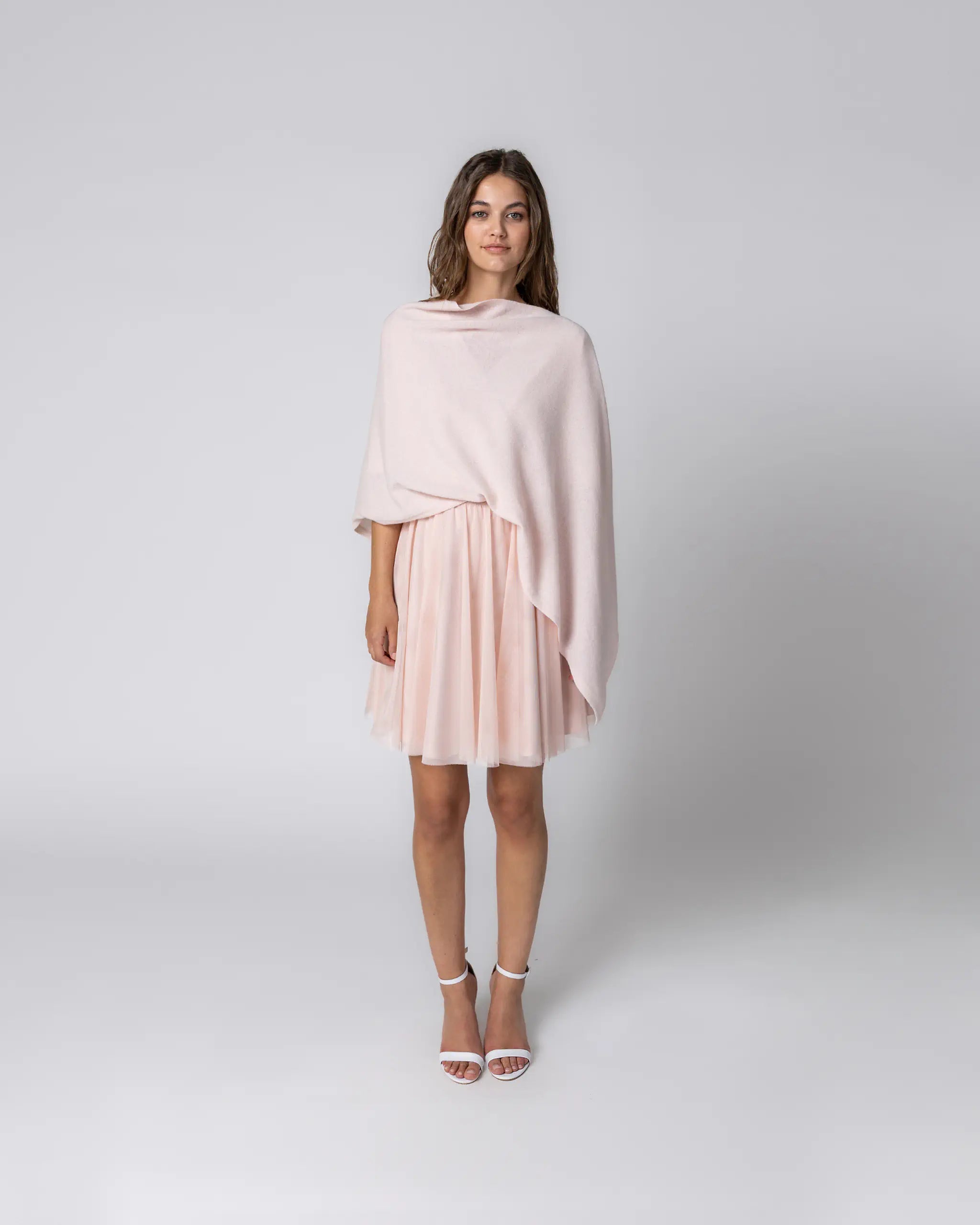 Rosa Brautjungfern Zweiteiler mit Strickponcho und kurzem Tüllrock