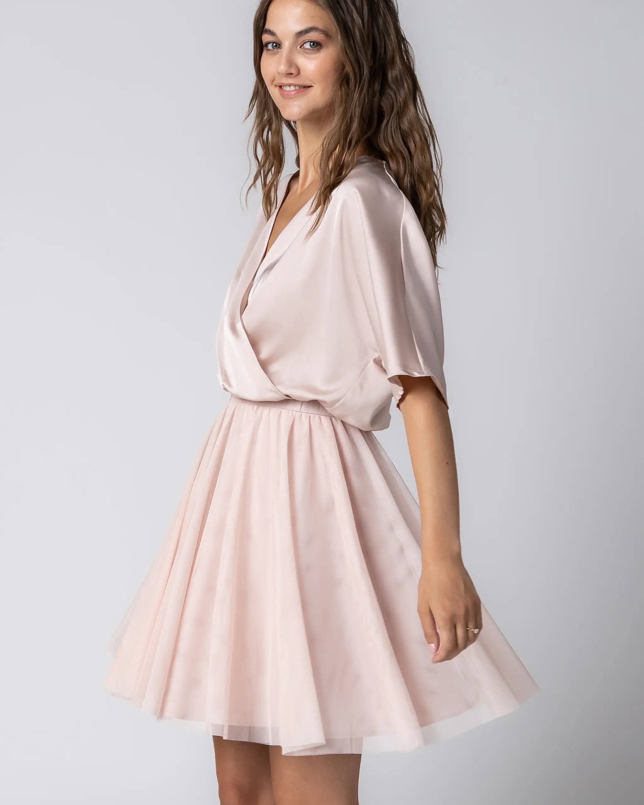 Rosa Cocktailkleid Zweiteiler mit Satinbluse mit V-Ausschnitt und kurzem Tüllrock Ansicht seitlich