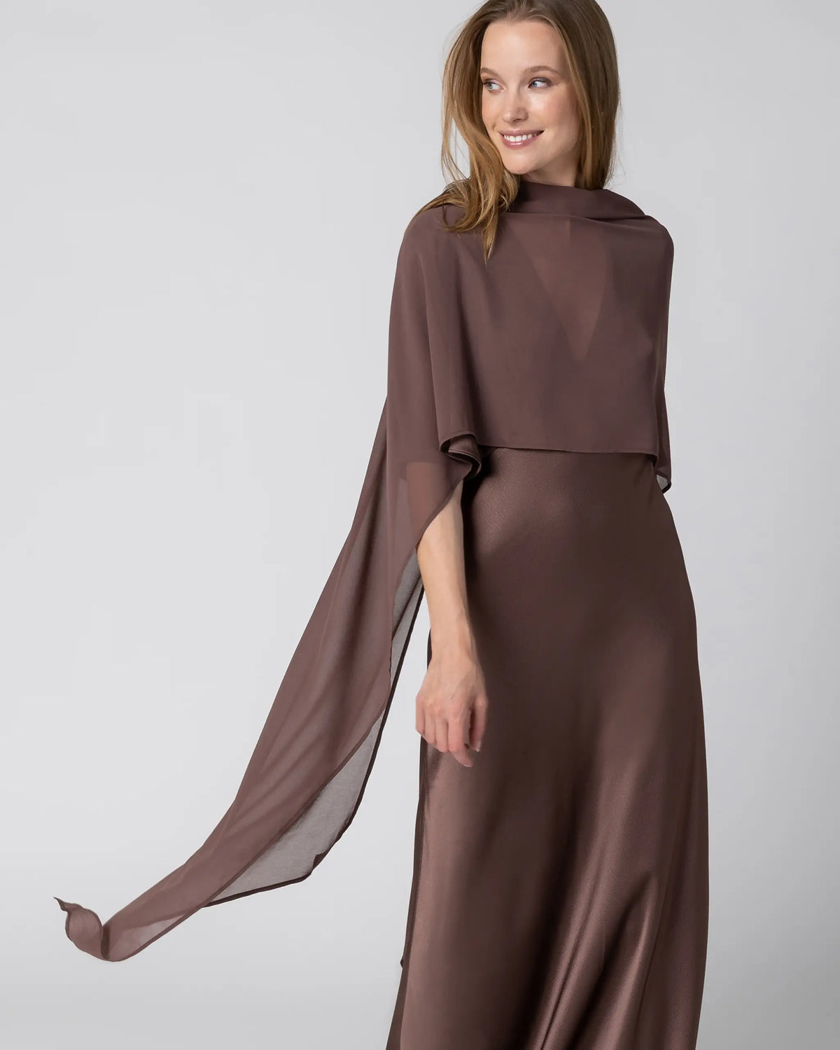 Schal aus Chiffon in braun als Cape ueber Abendkleid getragen - Ansicht vorne