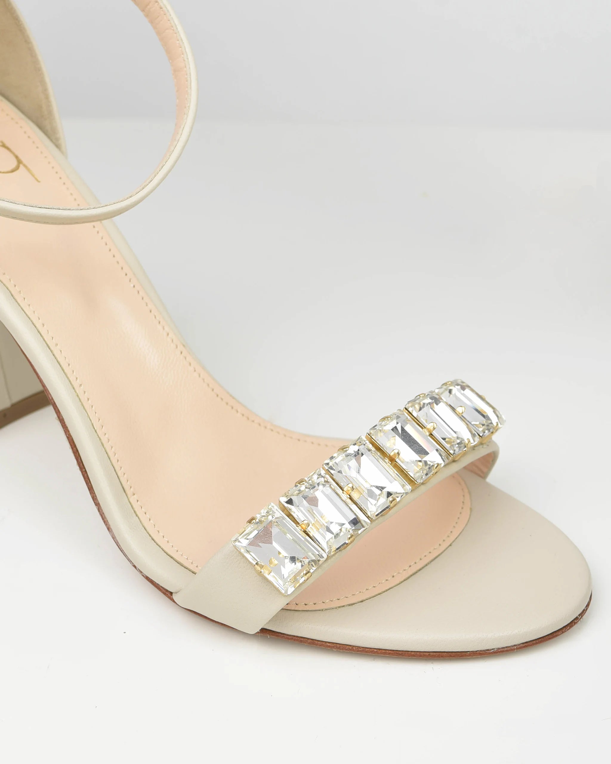 Sandalen mit 9cm Blockabsatz und Kristallen in Champagne Detailansicht