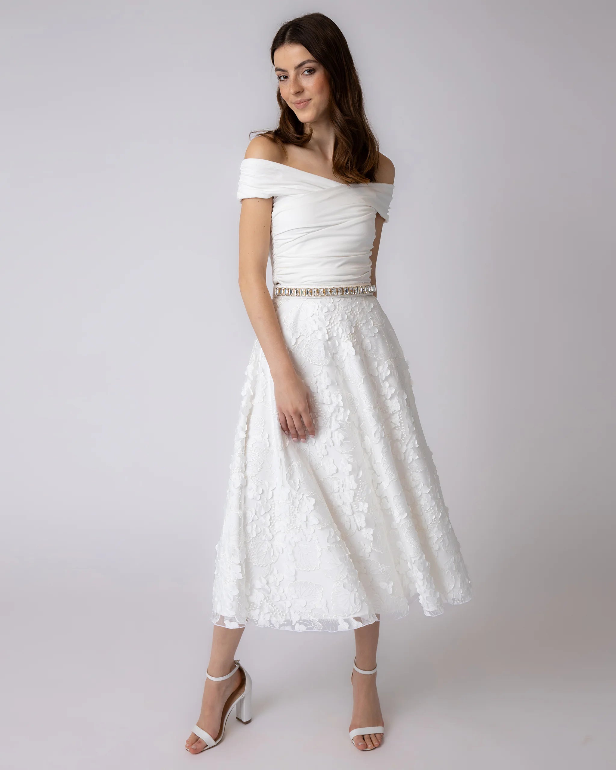 Wadenlanger Braut Tüllrock mit 3D-Blumen Ansicht vorne