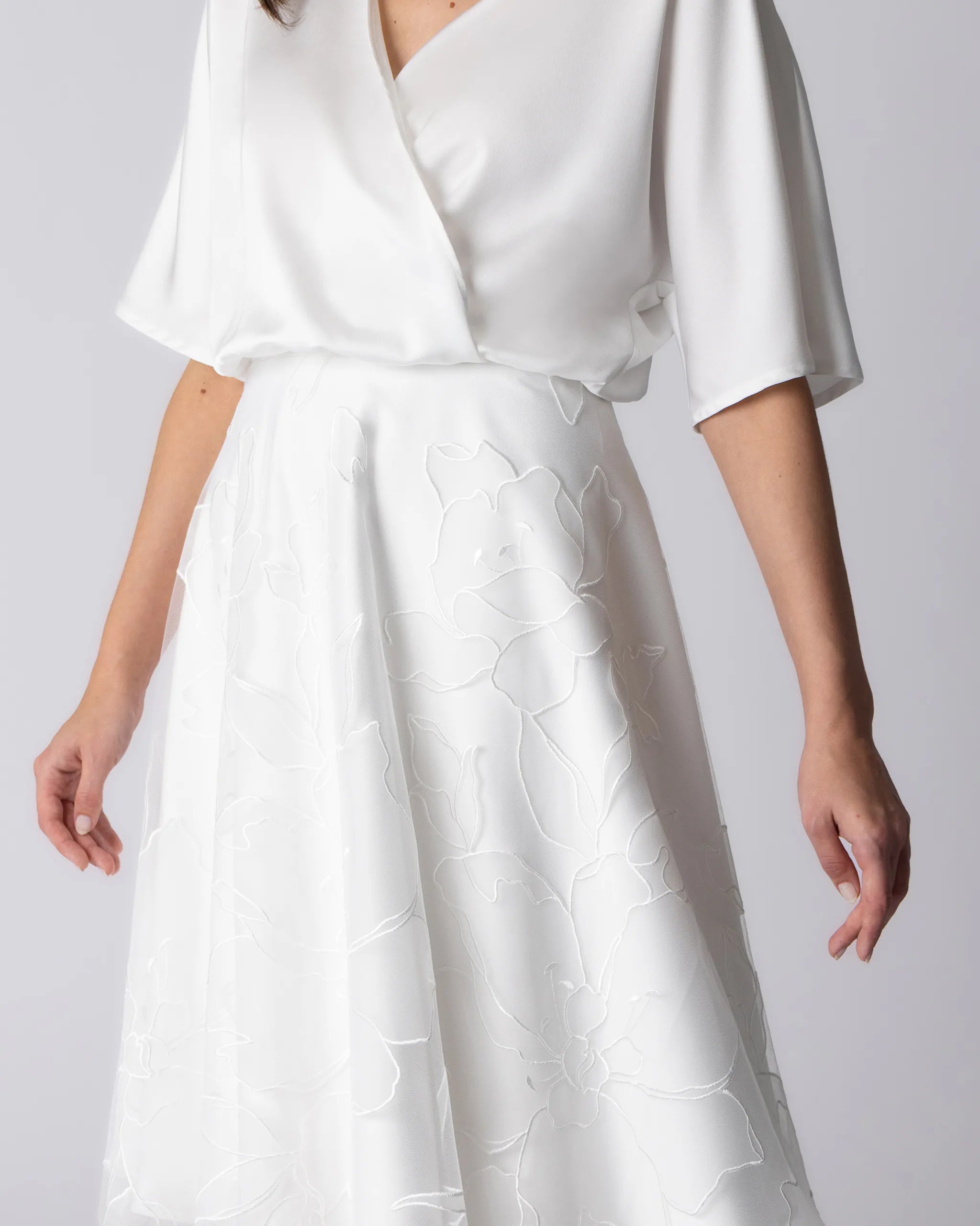 Wadenlanger Braut Tüllrock mit grossen Blüten bestickt Detailansicht