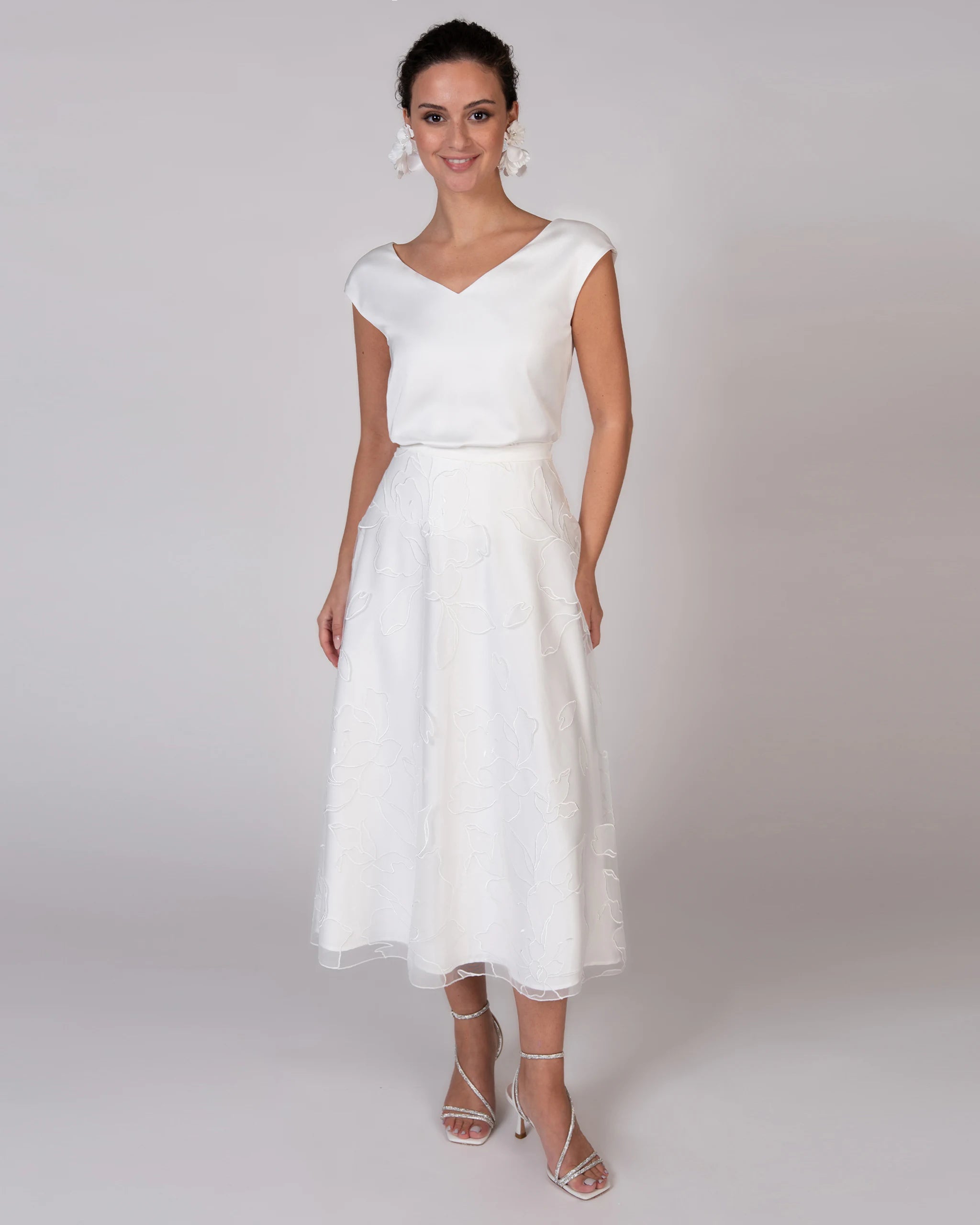 Wadenlanger Braut Tüllrock mit grossen Blüten bestickt Ansicht vorne