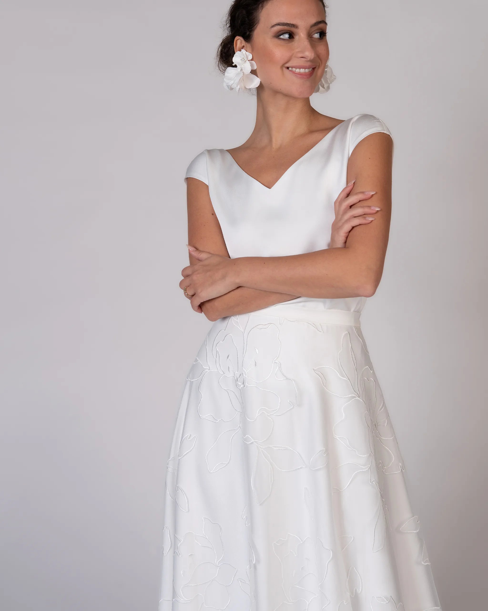 Wadenlanger Braut Tüllrock mit grossen Blüten bestickt Detailansicht