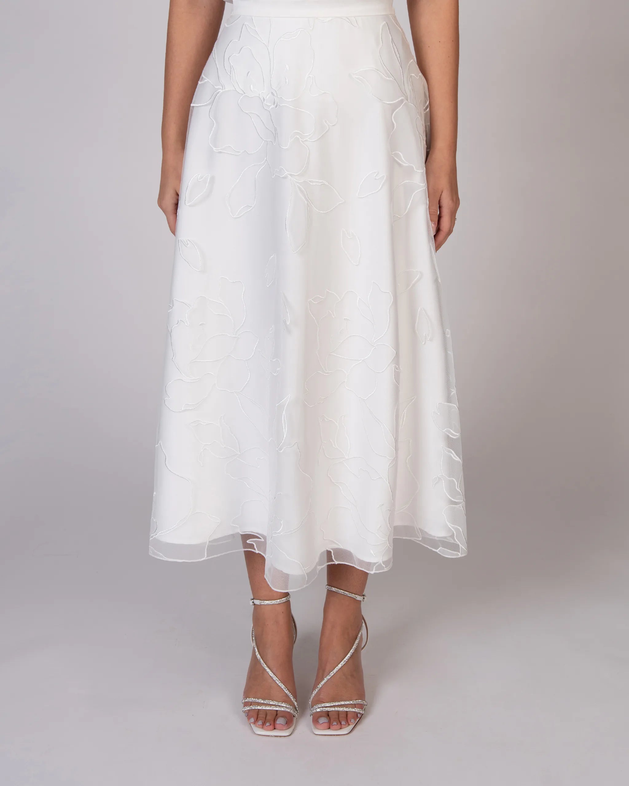 Wadenlanger Braut Tüllrock mit grossen Blüten bestickt Detailansicht vorne