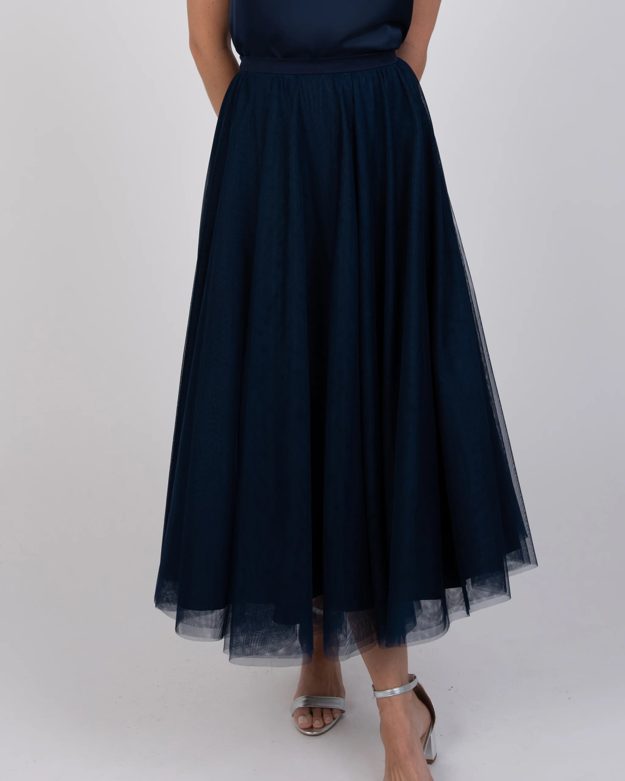 Wadenlanger Tüllrock in dunkelblau Detailansicht