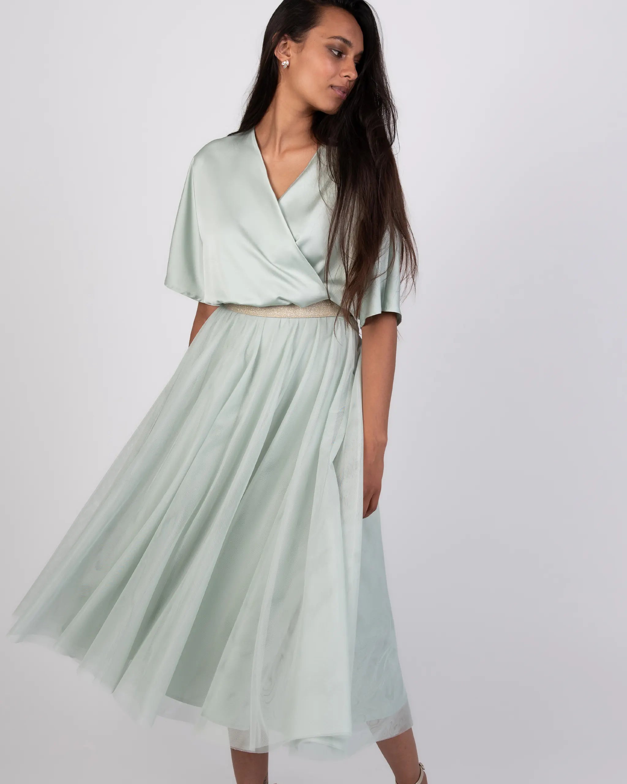 Wadenlanger Tüllrock in salbeigrün Ansicht vorne