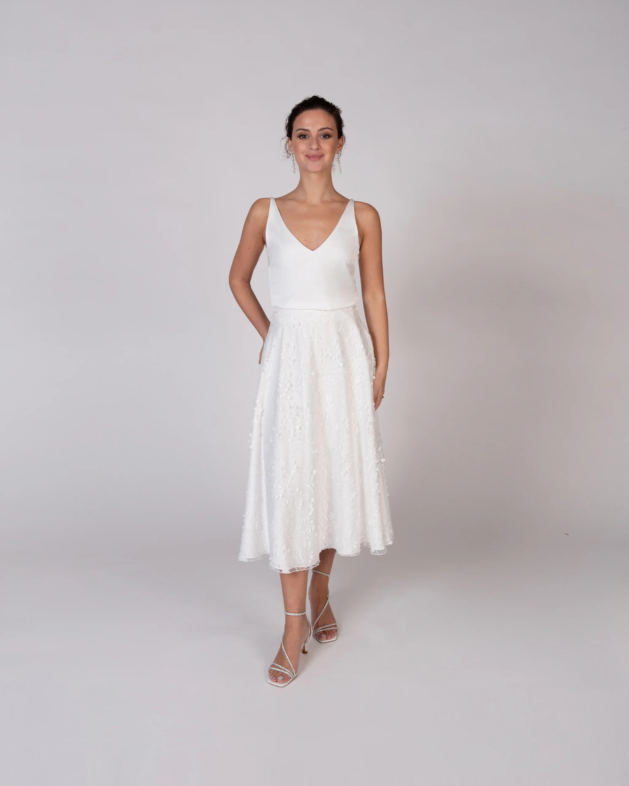 Verspieltes Standesamtkleid mit Satin Top und Glitzer Rock - Ansicht vorne