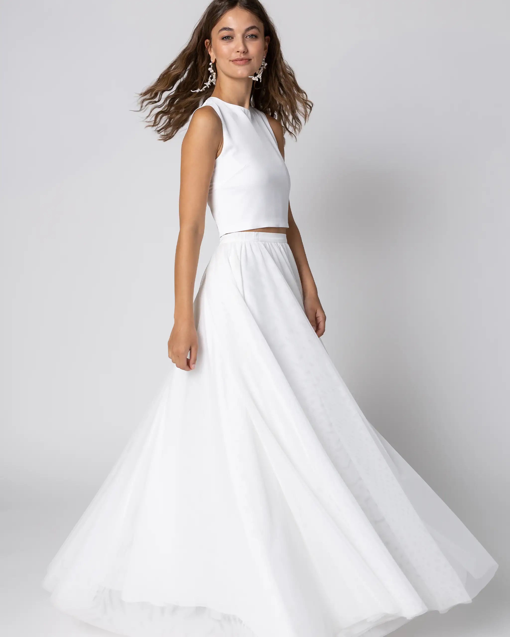 Schlichter Hochzeitskleid Zweiteiler mit bodenlangem Tüllrock und modernem Crop Top Ansicht in Bewegung seitlich