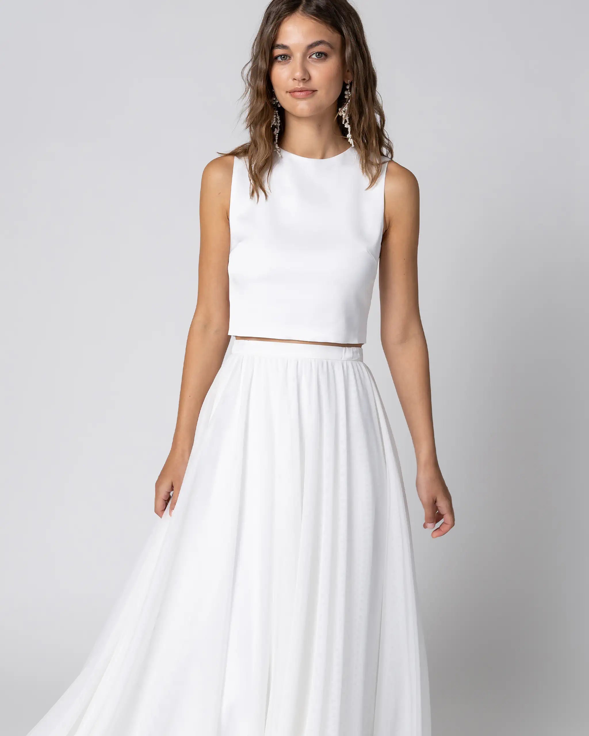 Schlichter Hochzeitskleid Zweiteiler mit bodenlangem Tüllrock und modernem Crop Top Detailansicht Braut Top