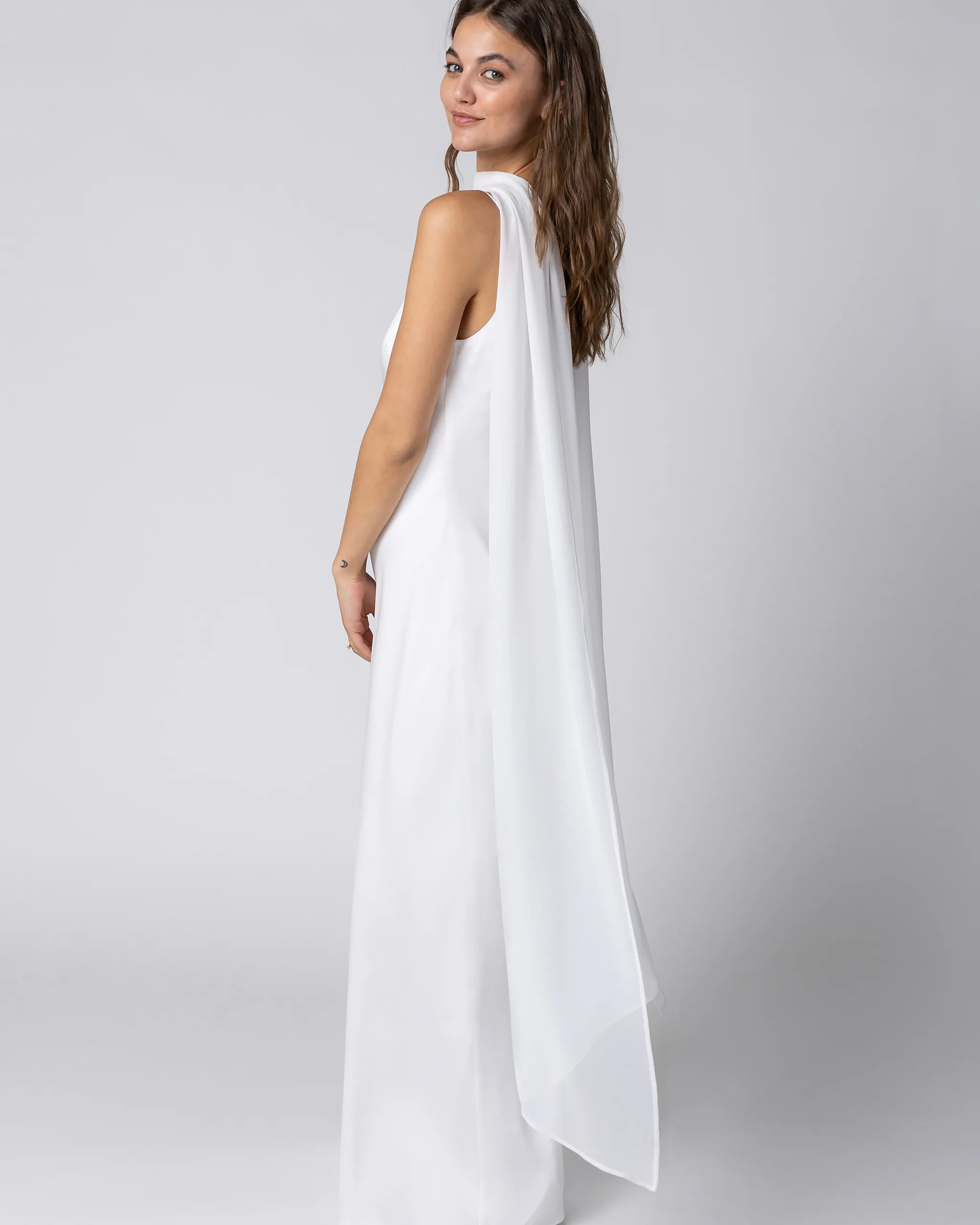 Schlichtes Standesamtkleid im Slip-Dress Stil mit Brautschal für moderne Bräute Ansicht hinten