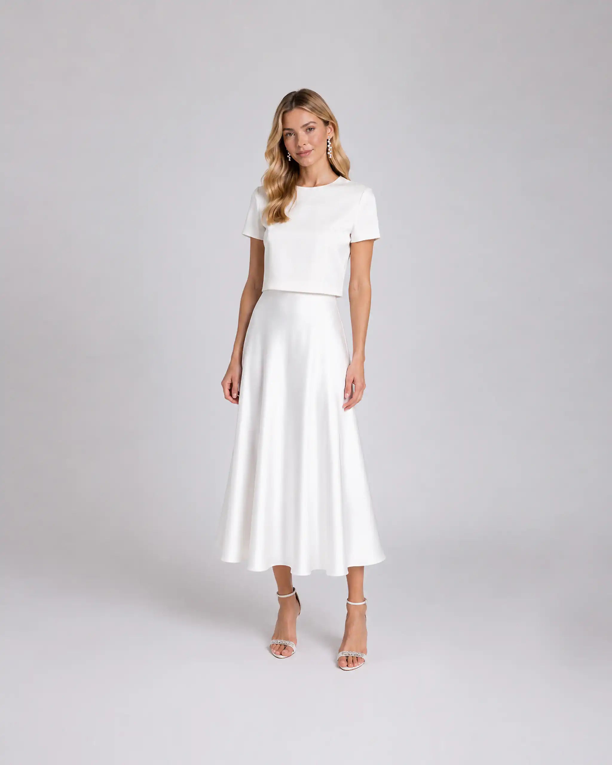 Moderner Standesamt Zweiteiler mit Satinrock & Crop Top