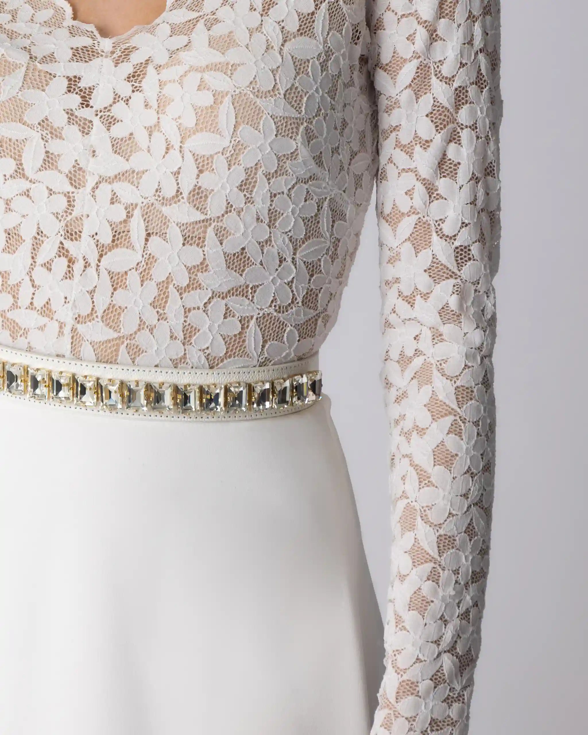 Schmaler Kristallgürtel Ivory am Model